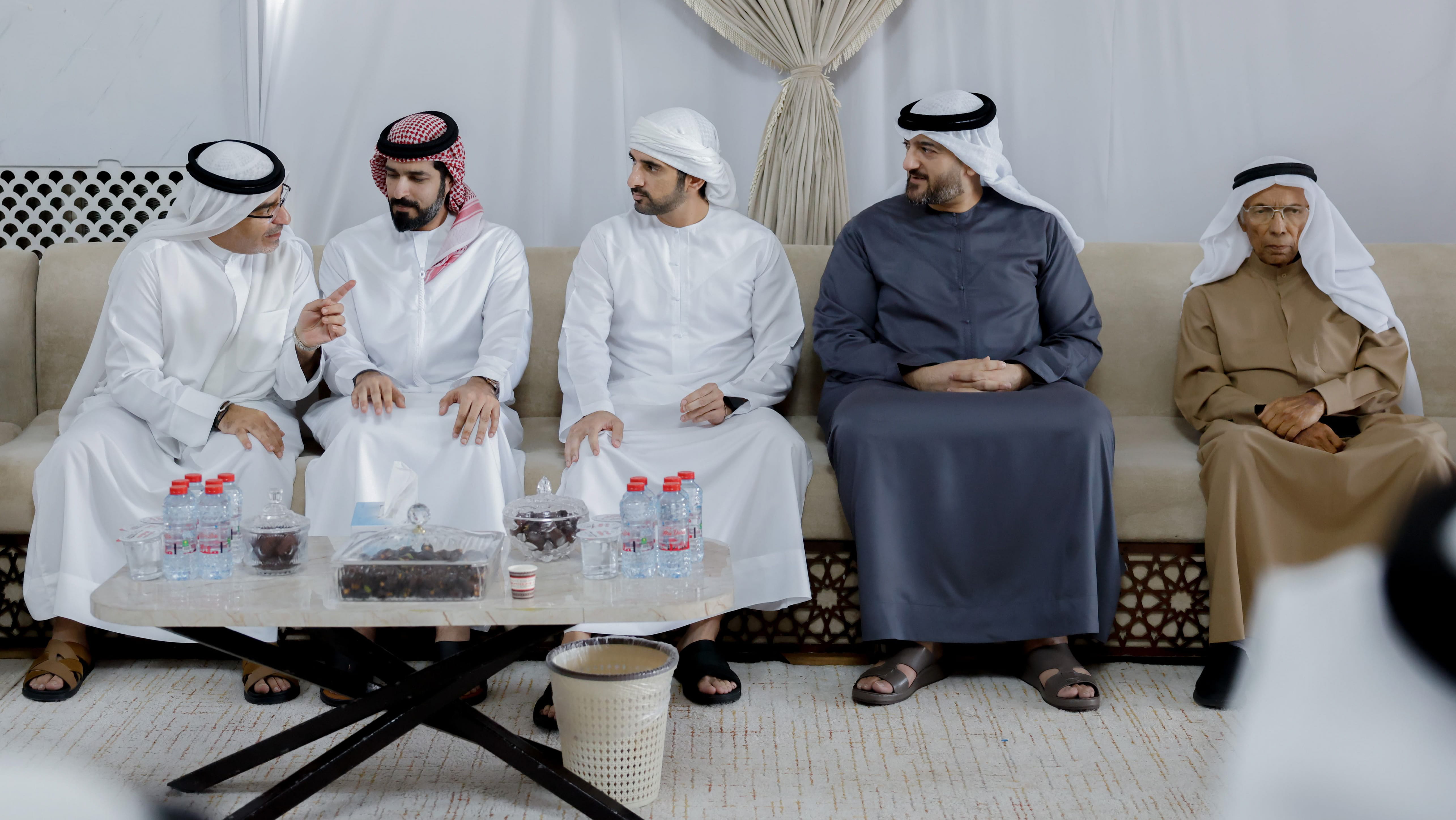 حمدان بن محمد يقدّم واجب العزاء بوفاة عبد الغني محمد حبيب آل رضا 