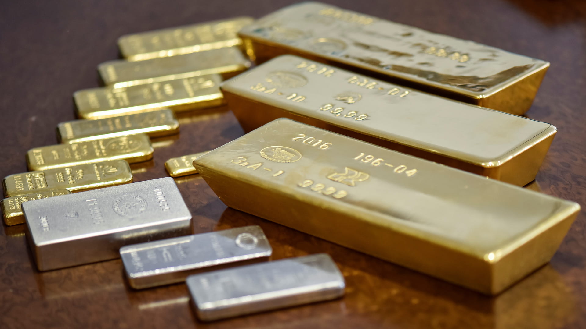  الذهب يتراجع والفضة تهبط من علو شاهق وسط تقهقر العملة الخضراء 