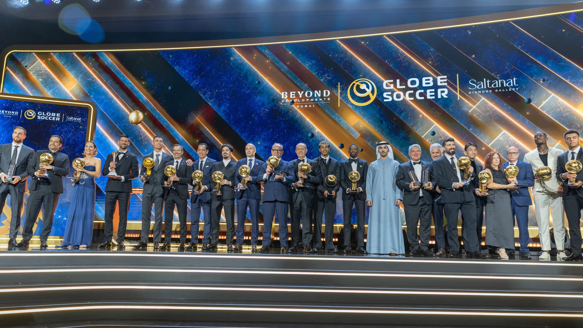 محمد بن راشد بن محمد يشهد جانباً من فعاليات "جلوب سوكر" 16