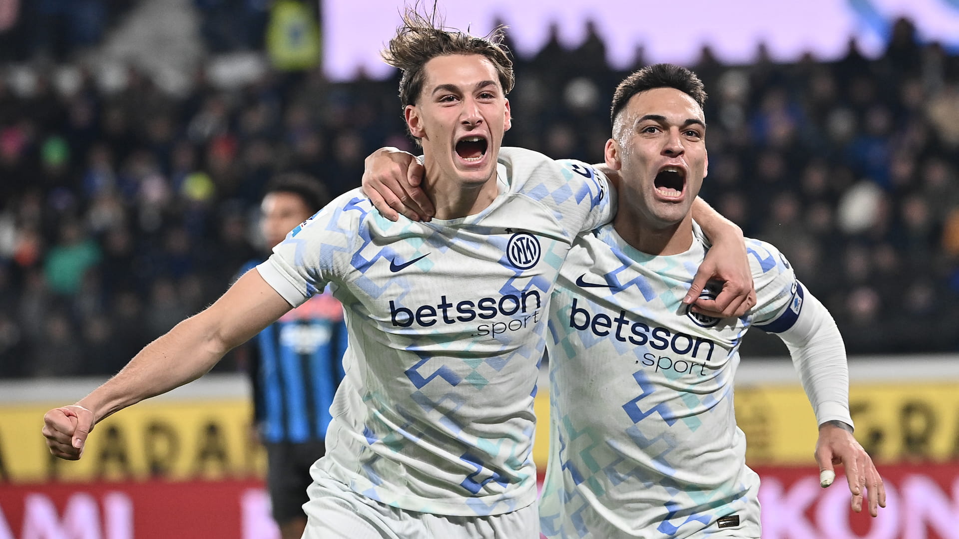 إنتر ميلان يستعيد صدارة الدوري الإيطالي لكرة القدم  