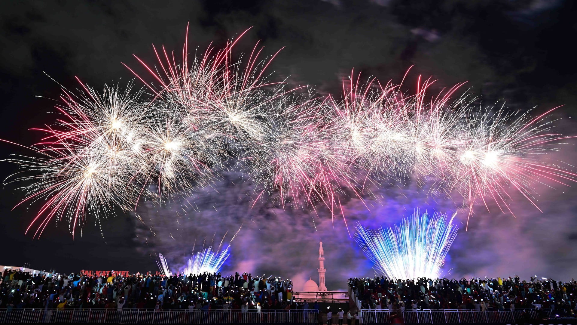 300 ألف عامل يشاركون في فعاليات "معكم وبكم ندخل العام الجديد"