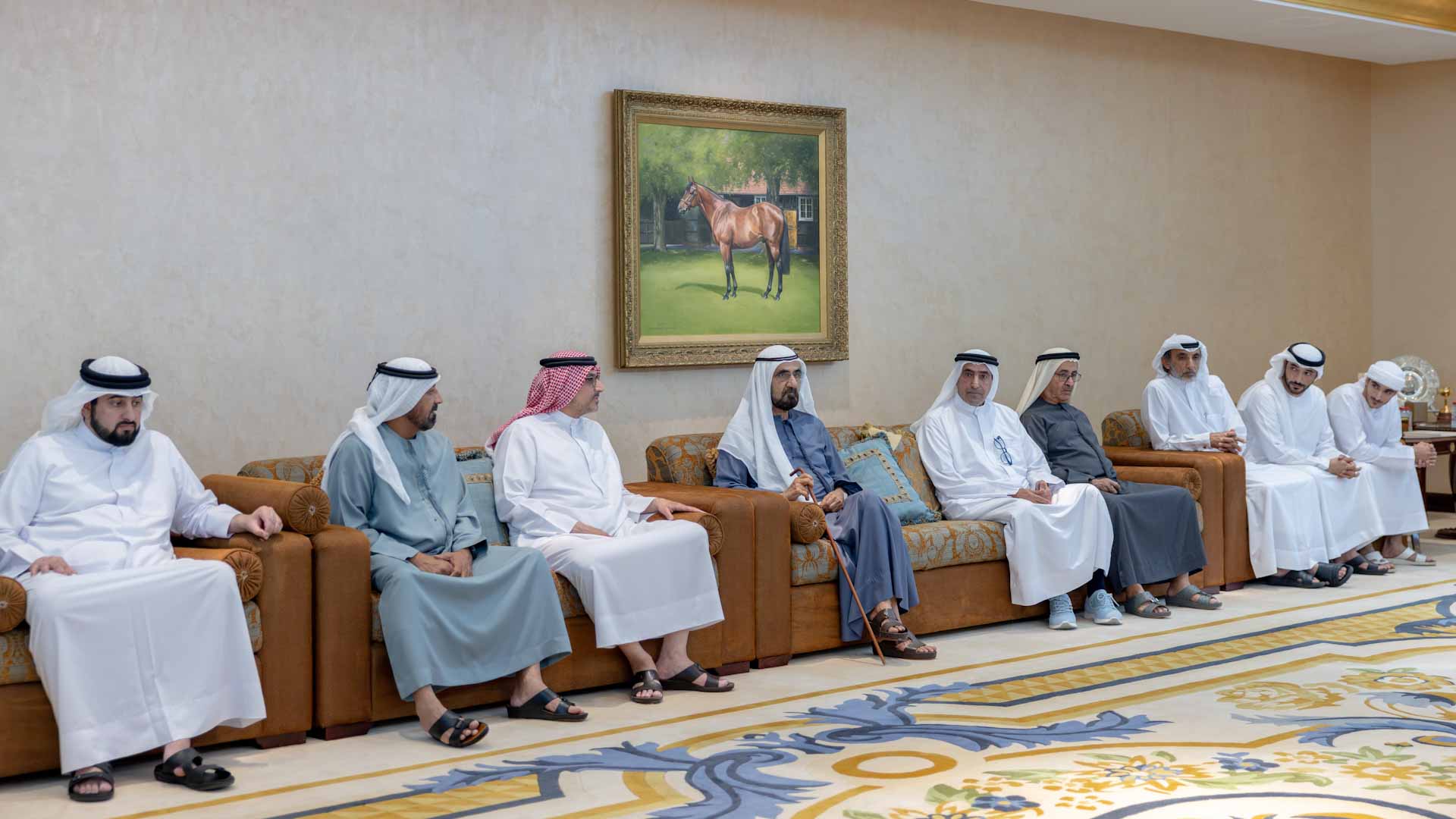 محمد بن راشد يقدم واجب العزاء في وفاة محمد بن عبيد آل مكتوم 