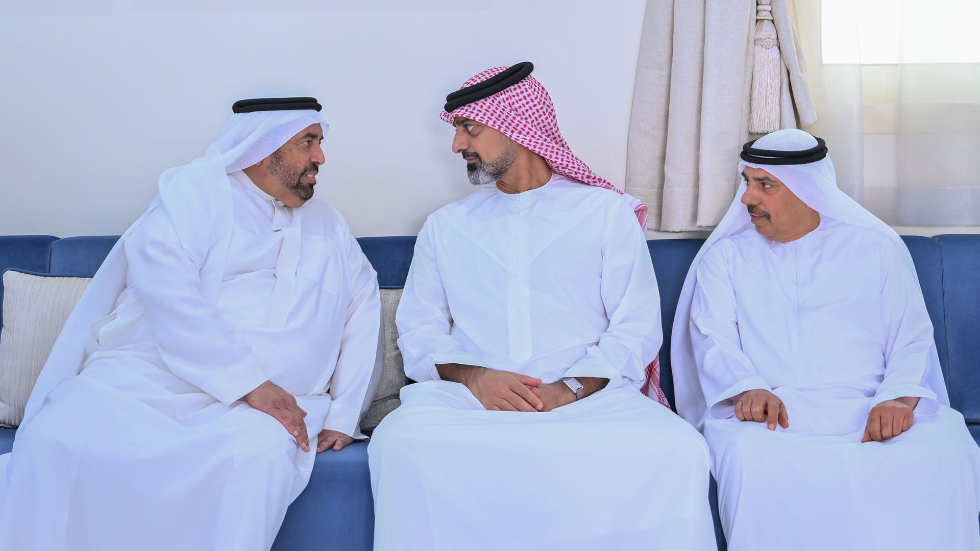 صورة بعنوان: عمار بن حميد يقدّم واجب العزاء في وفاة فاطمة النعيمي 