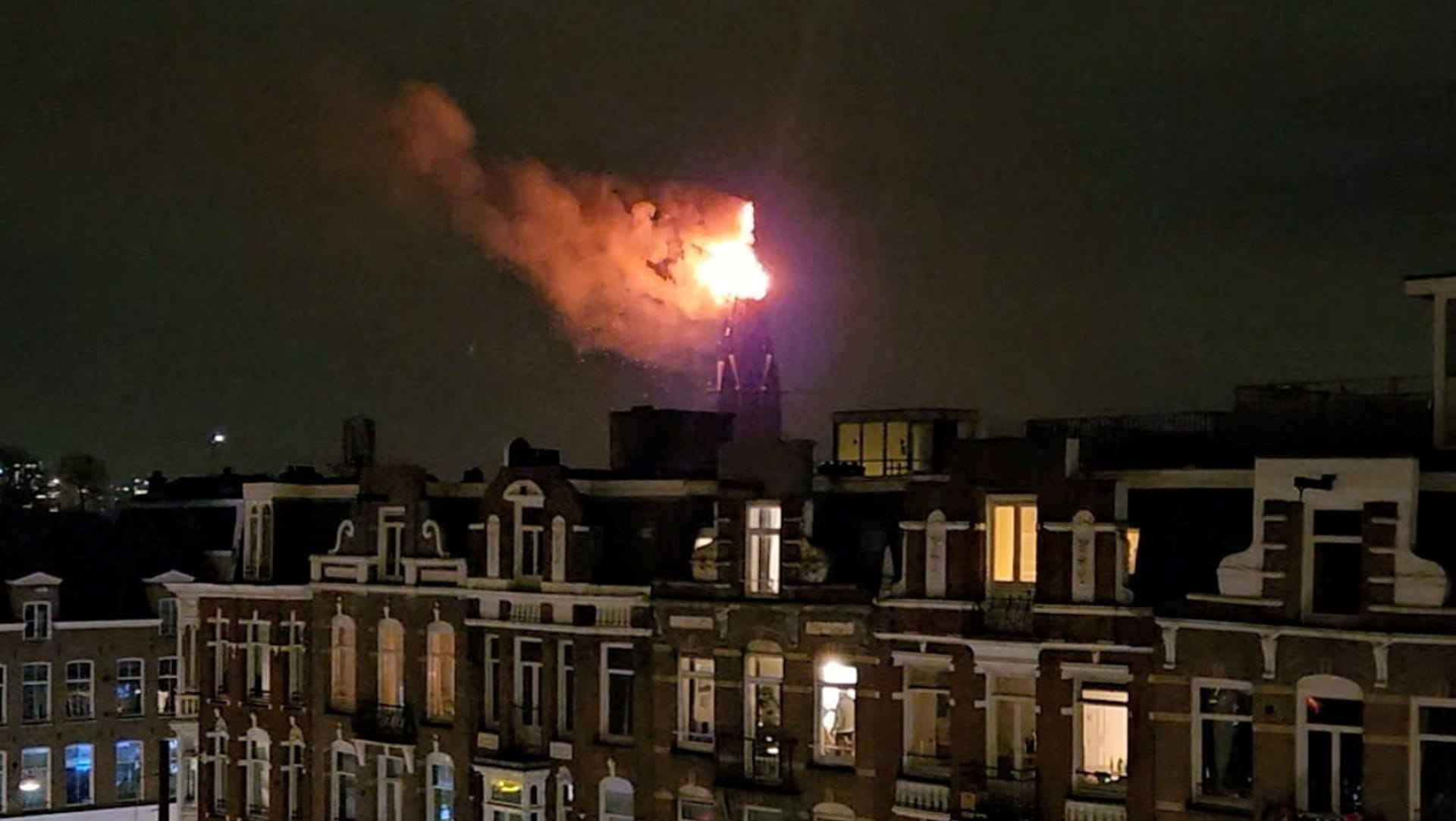 قتيلان بألعاب نارية وحريق يلتهم كنيسة تاريخية في هولندا 