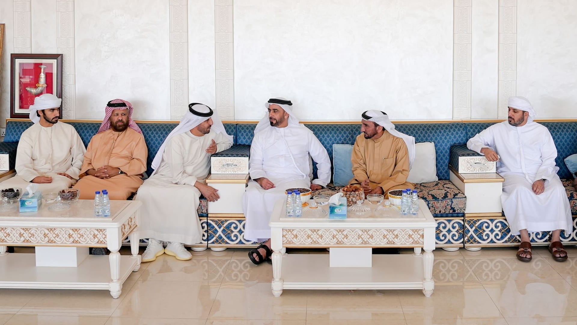 سيف بن زايد يقدم واجب العزاء بوفاة مبارك مغير الخييلي في العين 