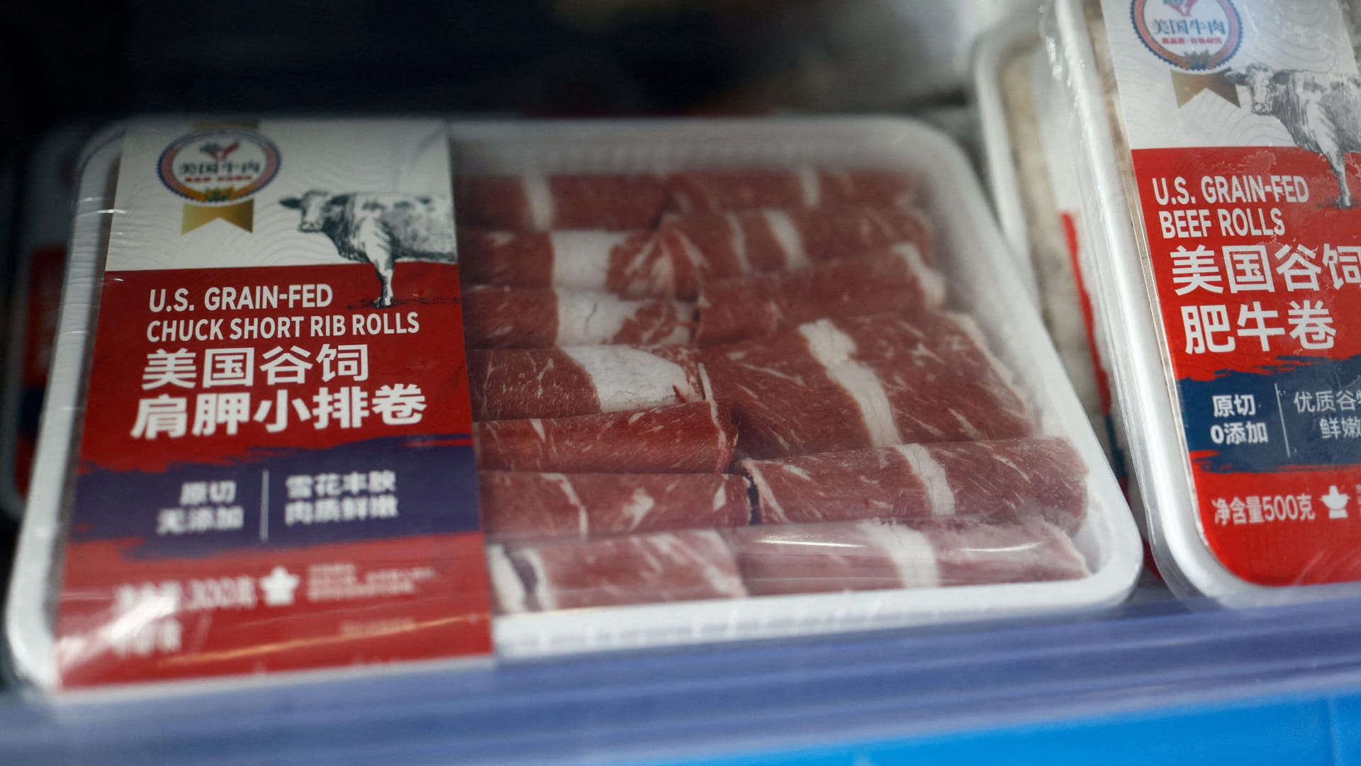 عبوة من لفائف أضلاع اللحم البقري المجمدة المستوردة من الولايات المتحدة تعرض في متجر ببكين  
