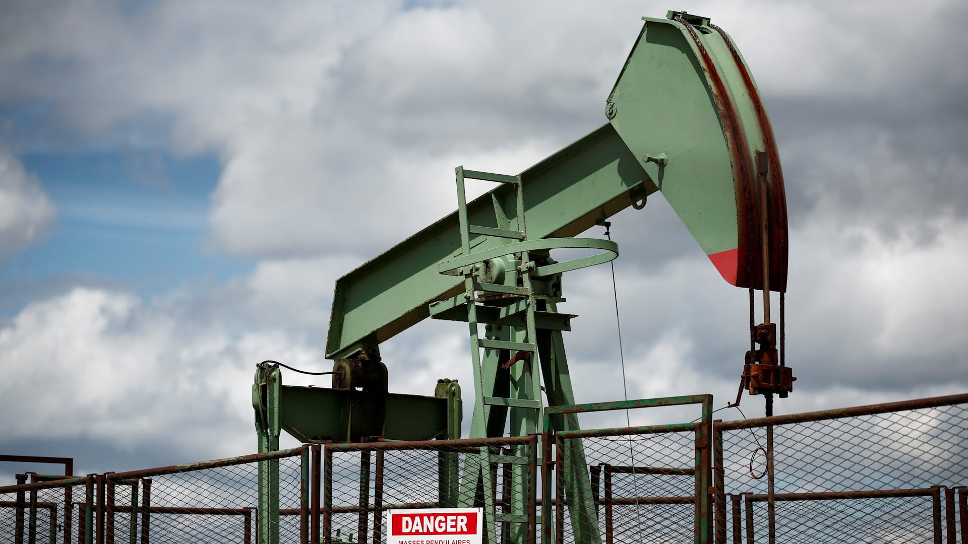 النفط يرتفع على نحو طفيف رغم الأزمة السياسية في فنزويلا 