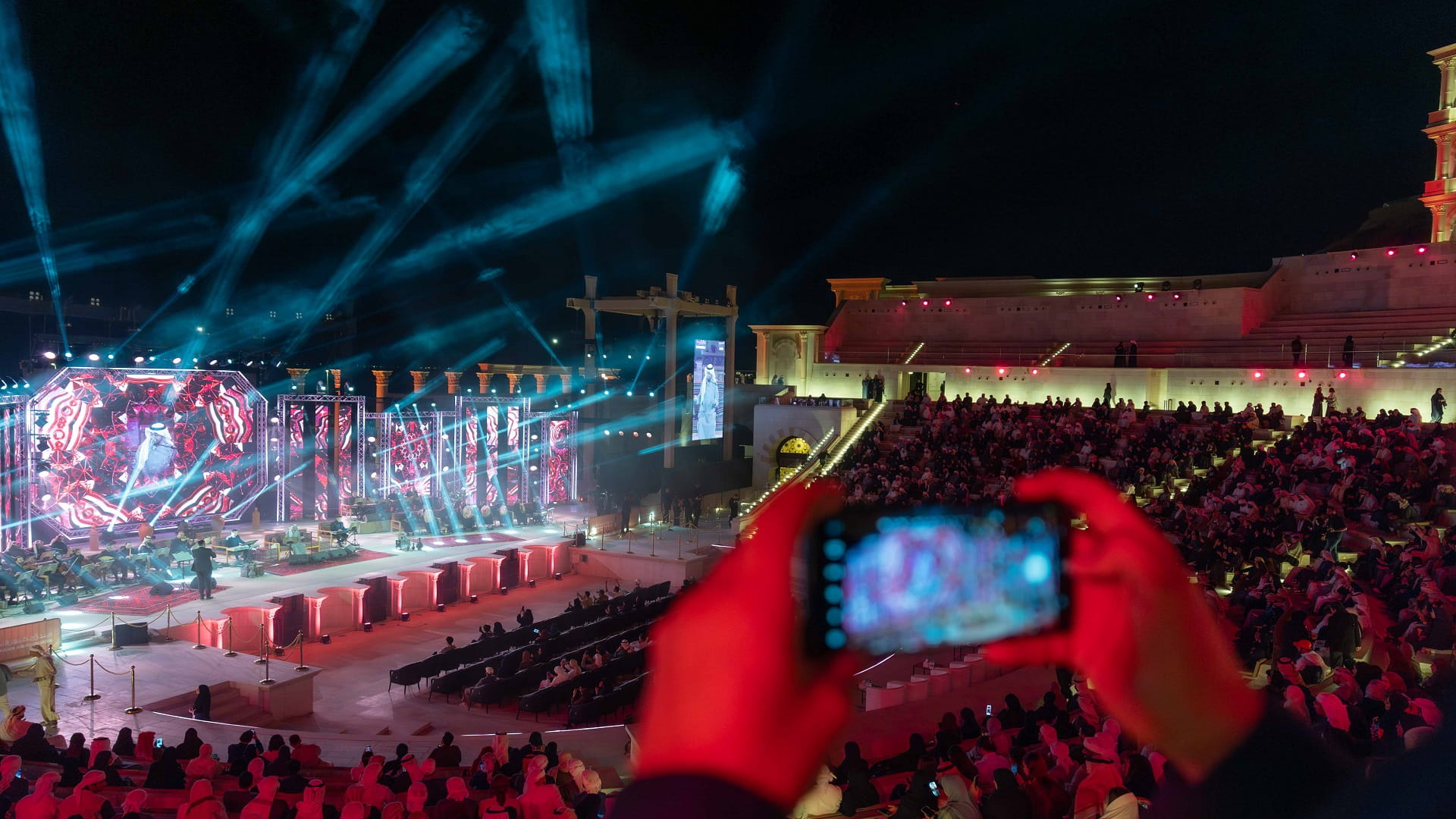 عايض ورحمة رياض يتألقان في ليلة لا تنسى على مدرّج خورفكان 