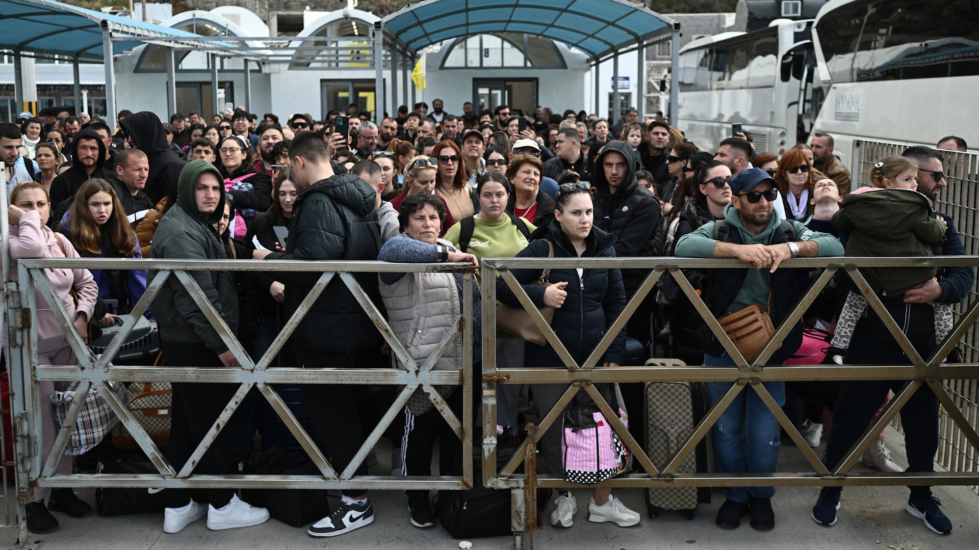 هزات شديدة تجبر آلاف السكان على مغادرة جزيرة سانتوريني اليونانية