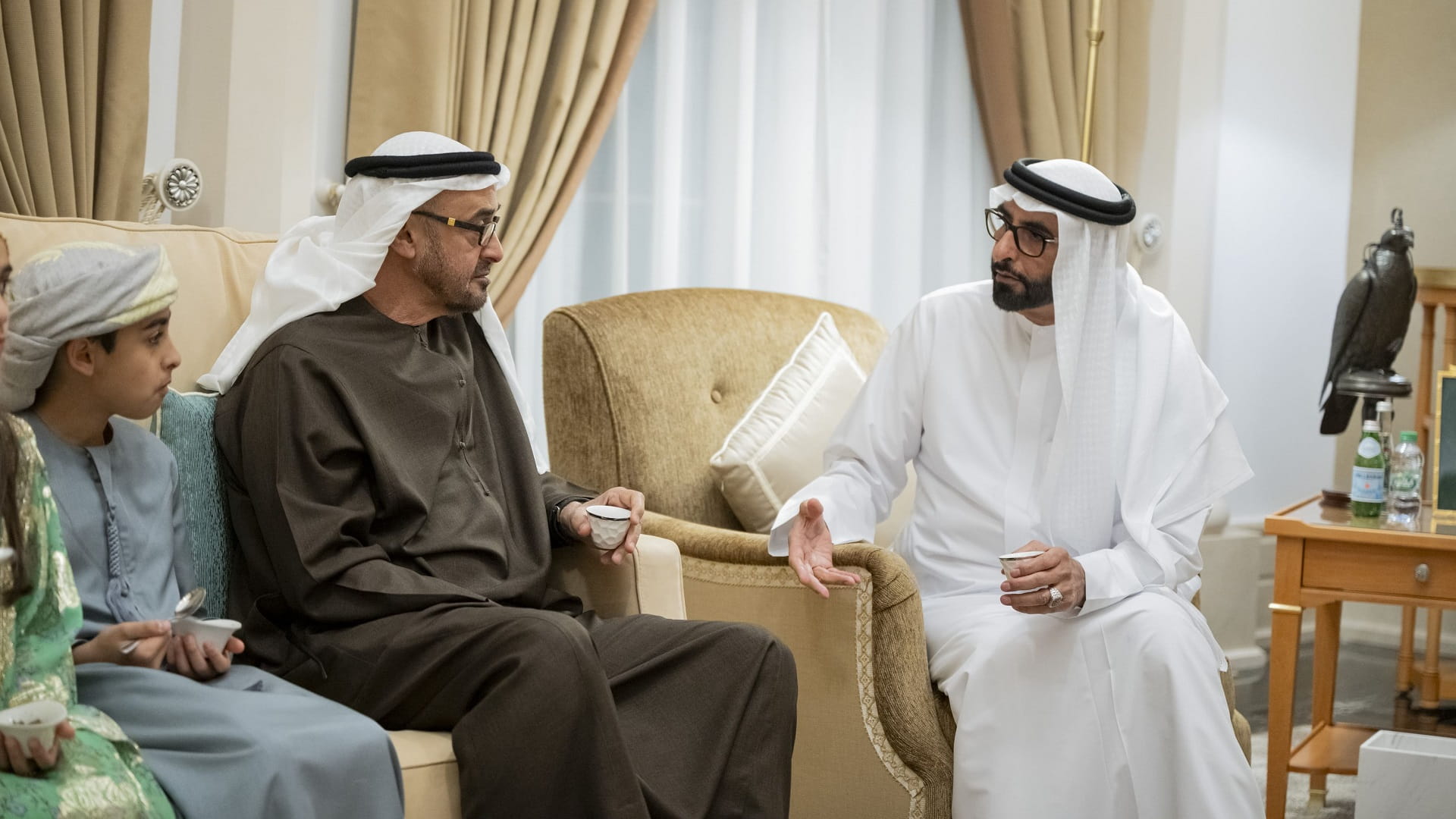 رئيس الدولة يزور محمد البواردي في منزله ويشيد بدوره وإخلاصه