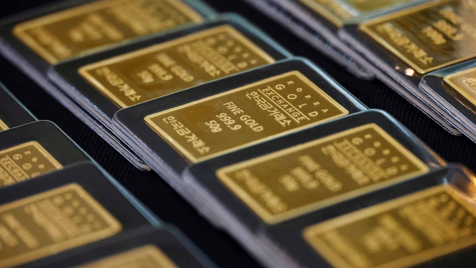 الذهب يتراجع متأثراً بصعود الدولار بعد فرض ترامب لرسوم جمركية