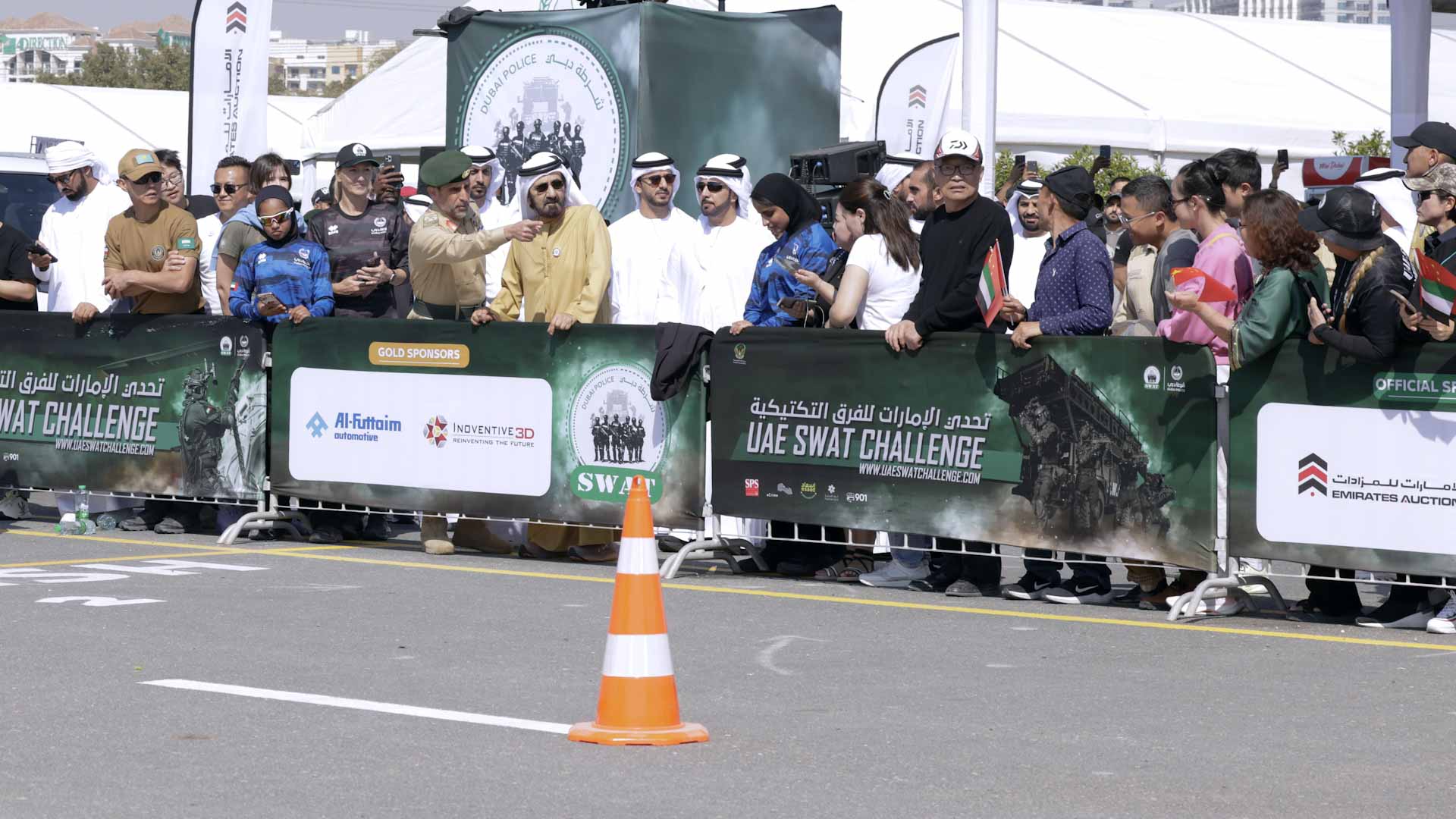 محمد بن راشد يشهد جانباً من منافسات تحدي الإمارات للفرق التكتيكية 