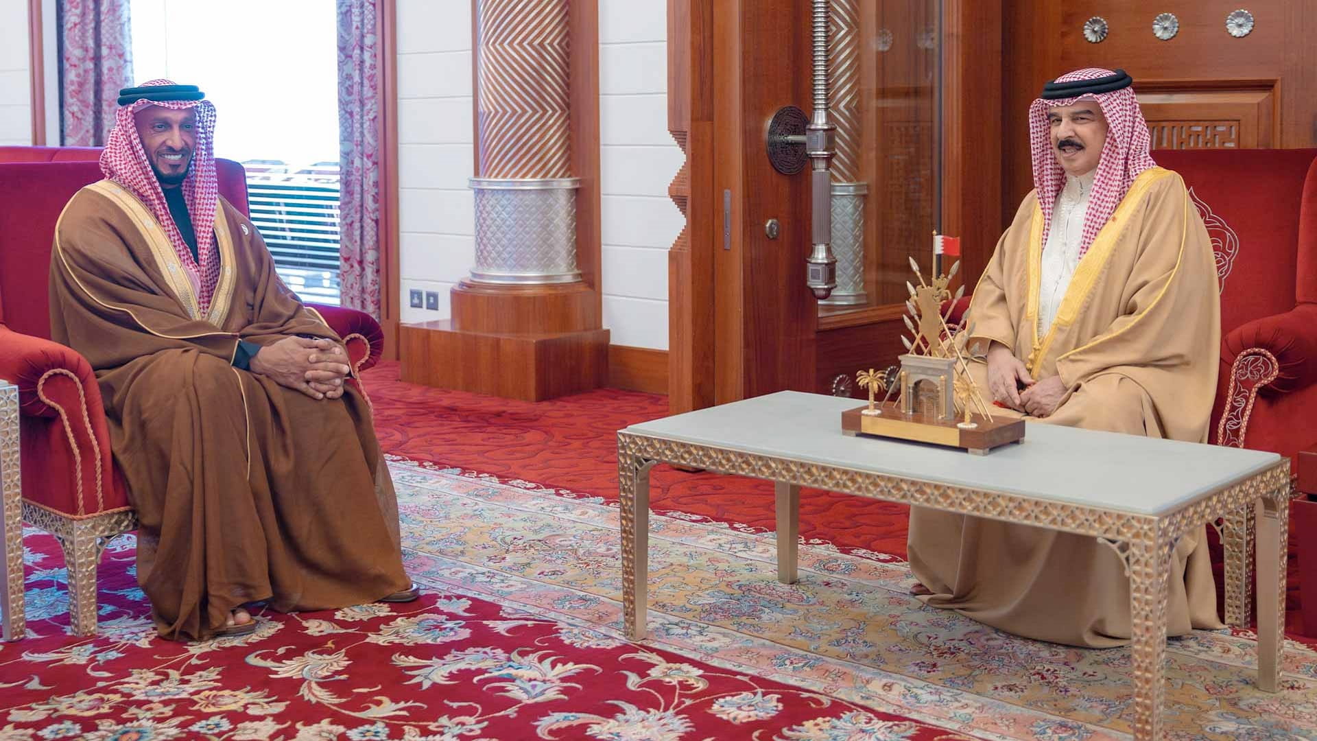 ملك البحرين يستقبل رئيس المكتب الوطني للإعلام