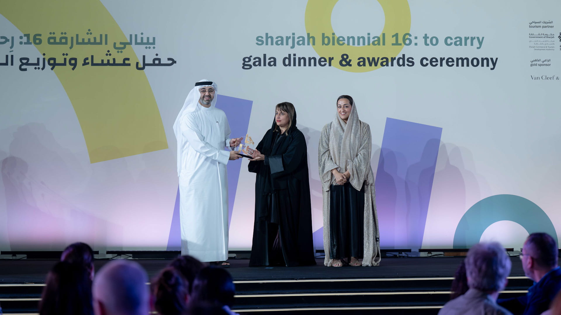 سلطان القاسمي يكرّم الفائزين في النسخة الـ16 من بينالي الشارقة