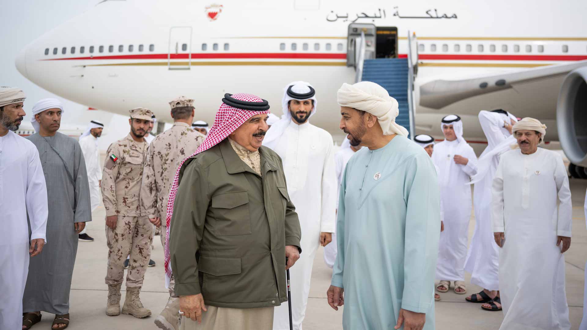 ملك البحرين يصل إلى الدولة وحمدان بن زايد في مقدمة مستقبليه