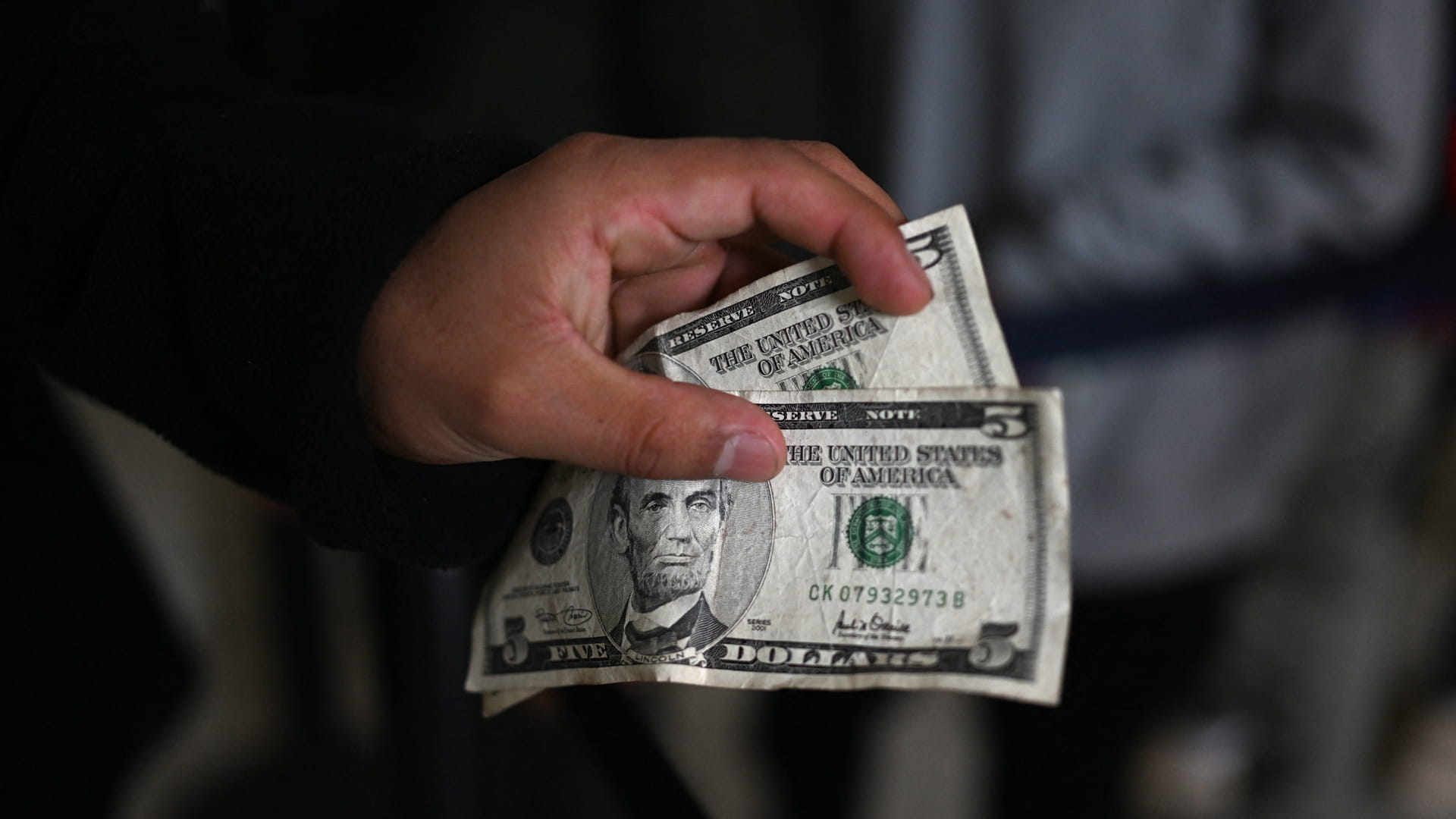 الدولار يتراجع مقابل الين مع انحسار مخاوف الحرب التجارية العالمية 