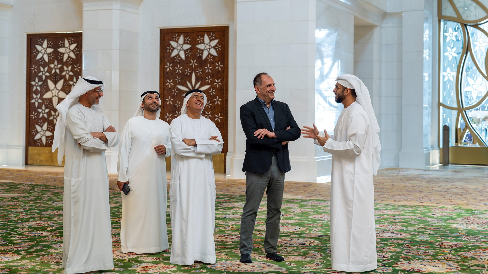 Greek Foreign Minister visits Sheikh Zayed Grand Mosque 