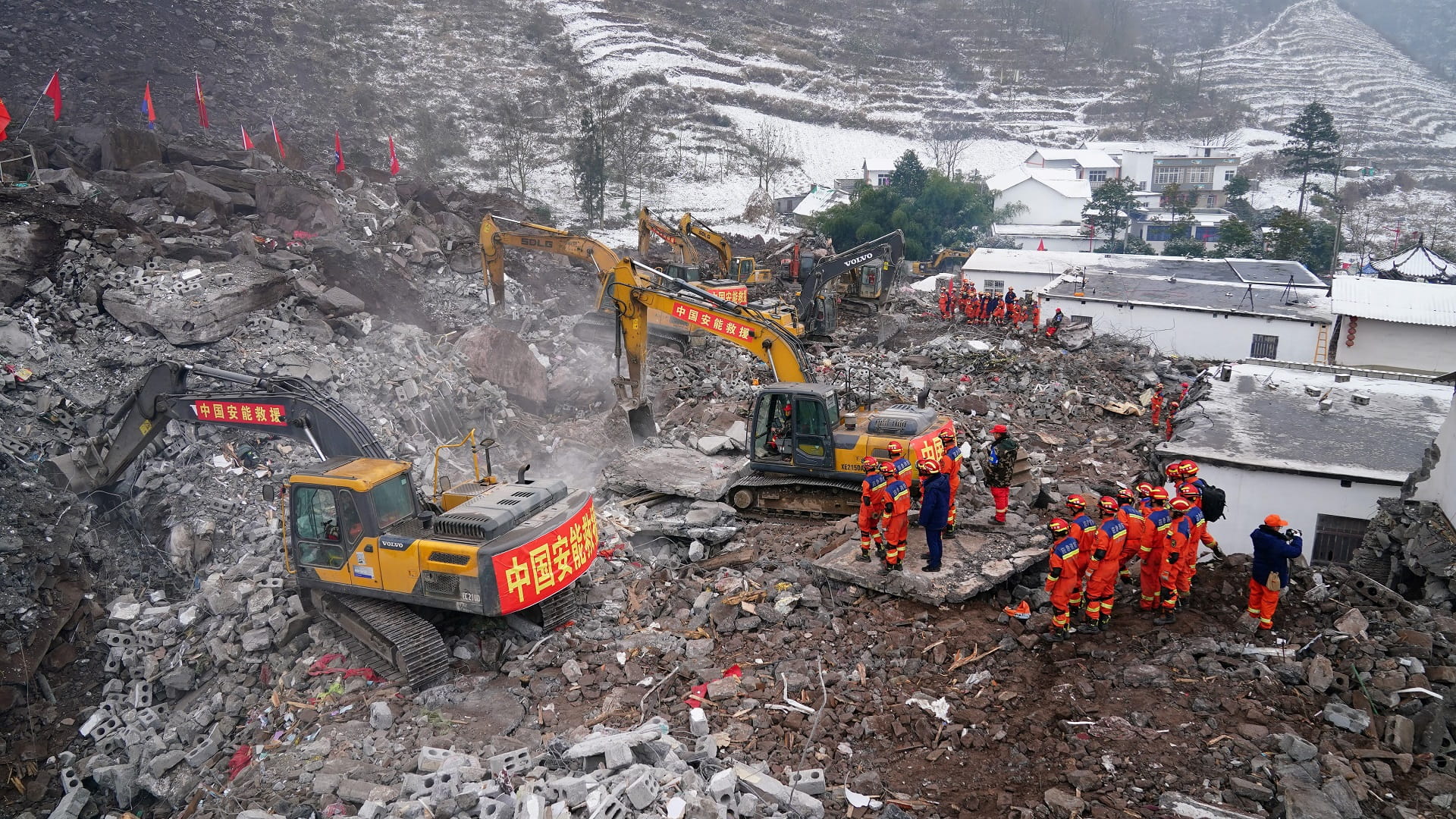 انهيار أرضي يتسبب بفقدان 30 شخصاً في سيتشوان الصينية