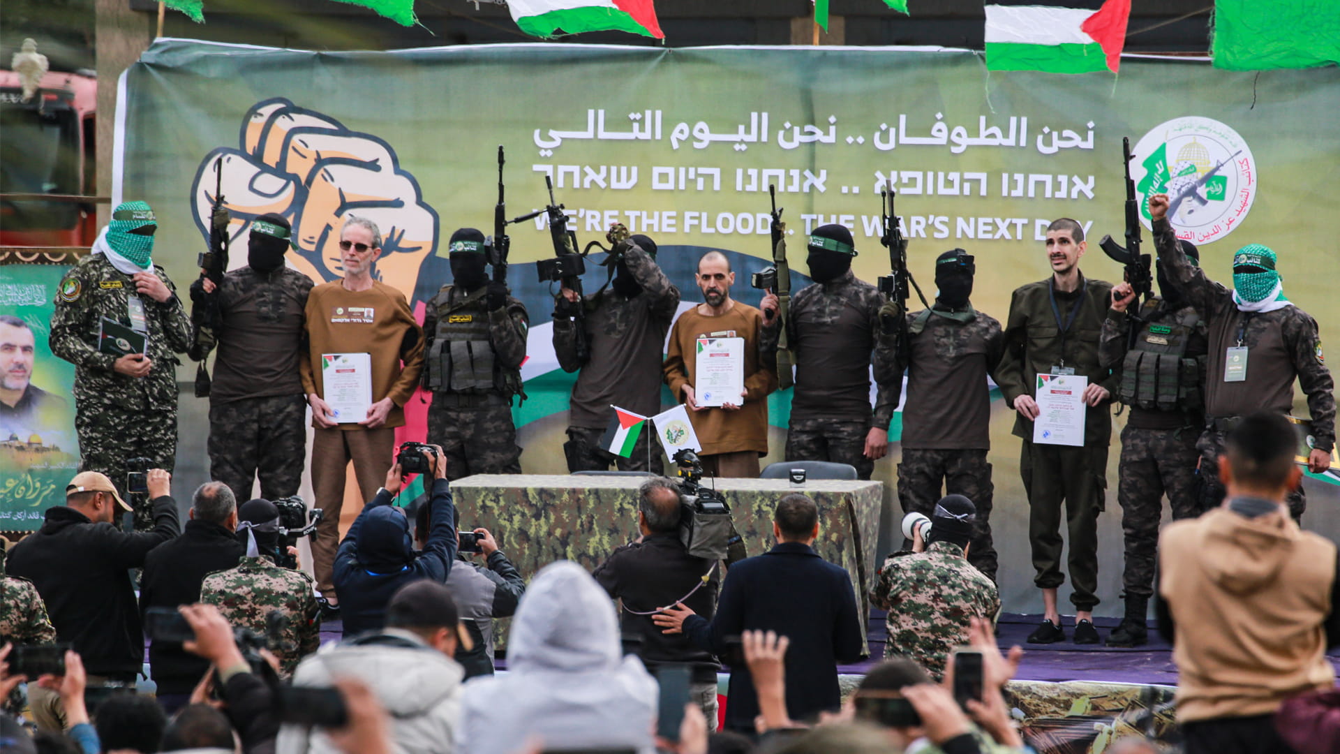 ضمن هدنة هشة..حماس تسلم 3 رهائن لإسرائل مقابل 183 أسيراً فلسطينياً 