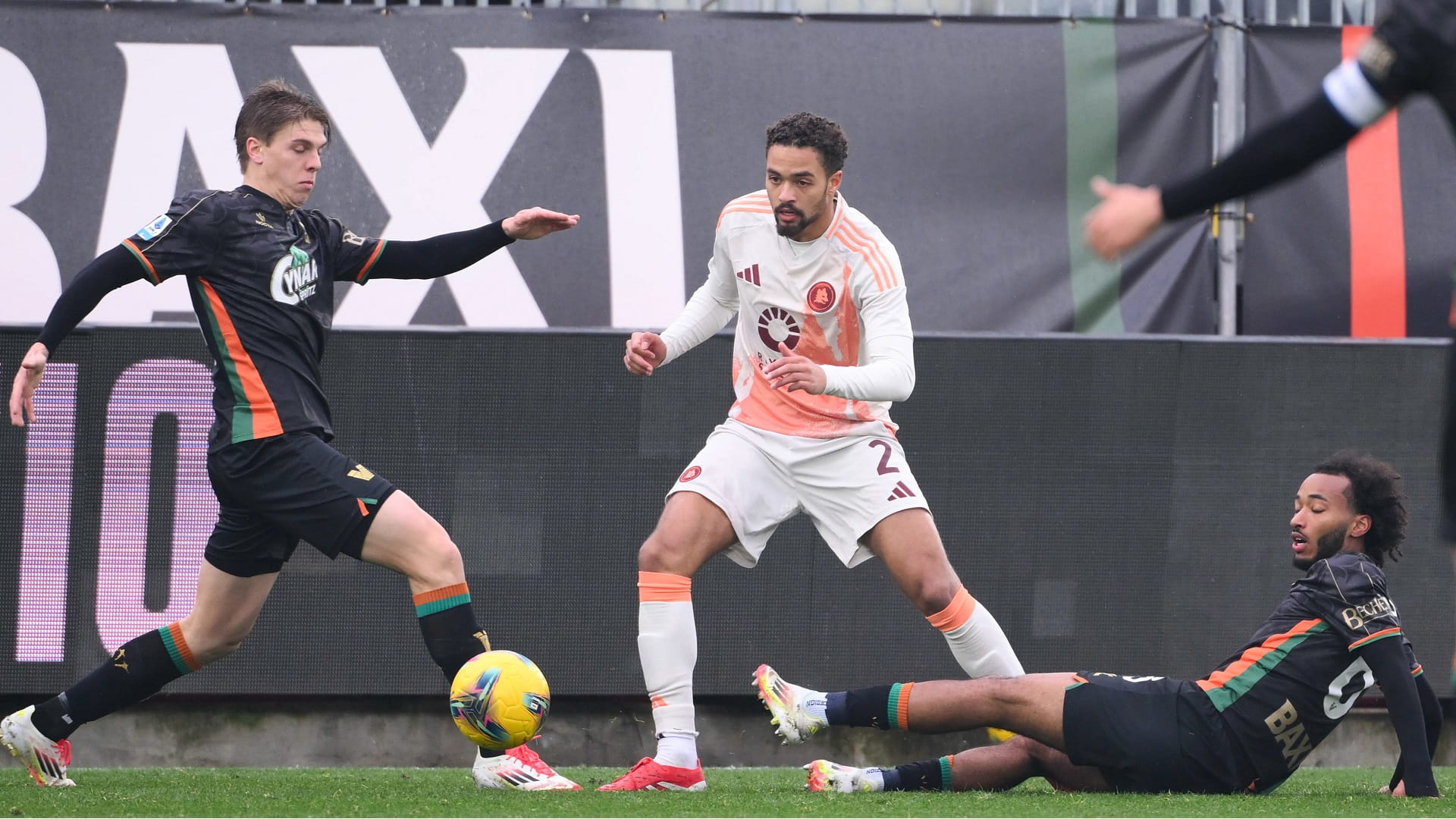 ديبالا يقود روما للفوز على فينيزيا في الدوري الإيطالي 