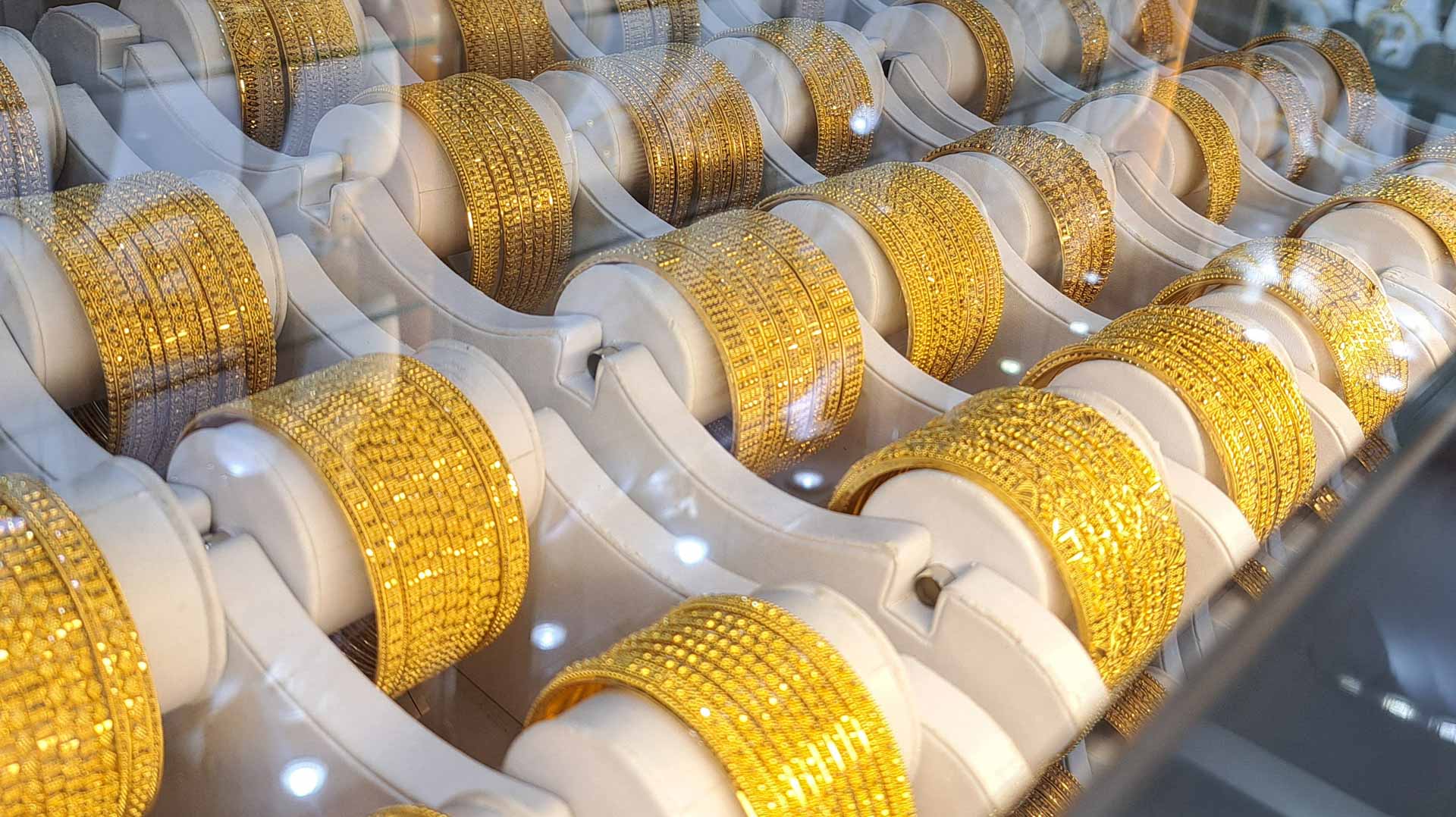 Record gold prices both boon and burden for London jewellers 