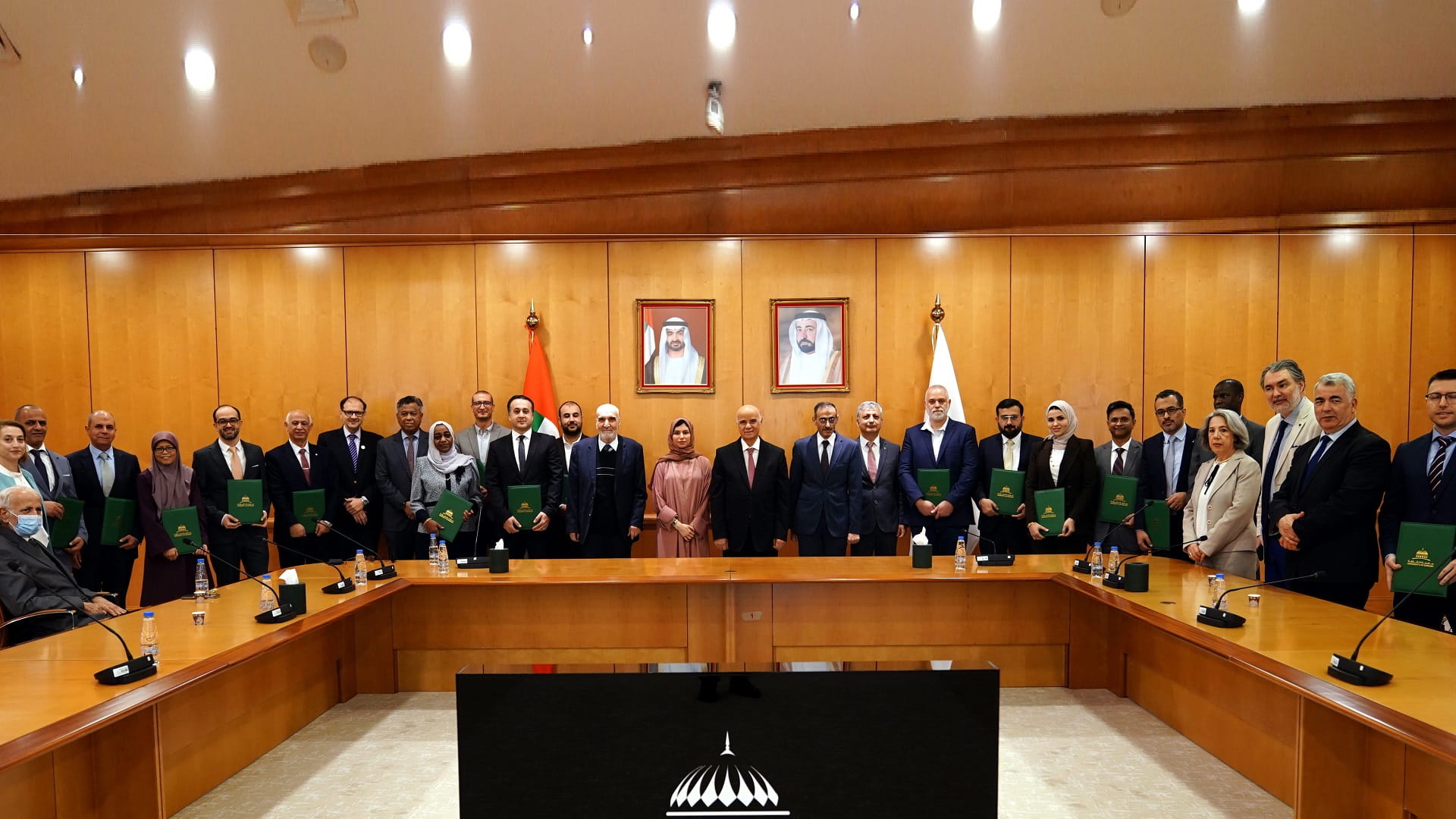 جامعة الشارقة تُرقي 16 عضواً من أعضاء هيئتها التدريسية 