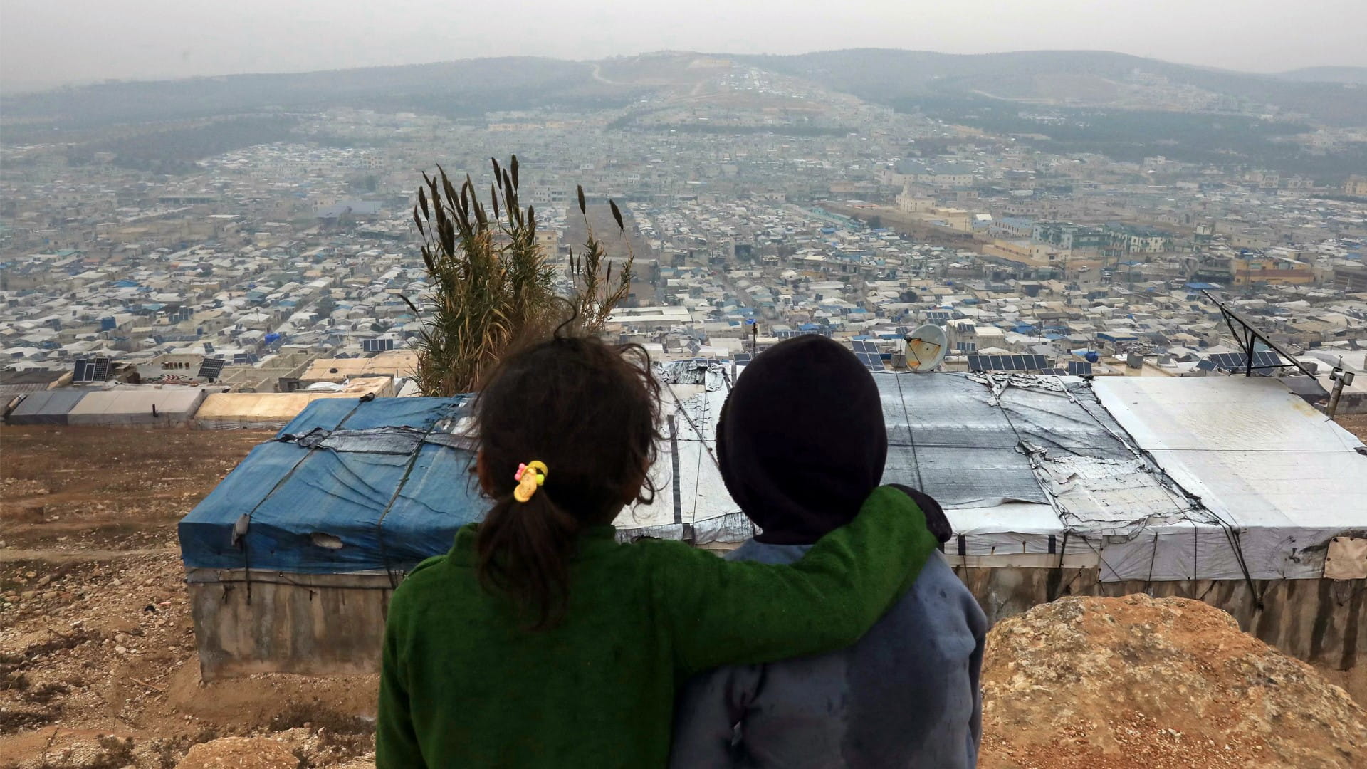 فرحة لم تكتمل..سوريون عالقون في مخيمات النزوح بسبب ديارهم المدمرة  