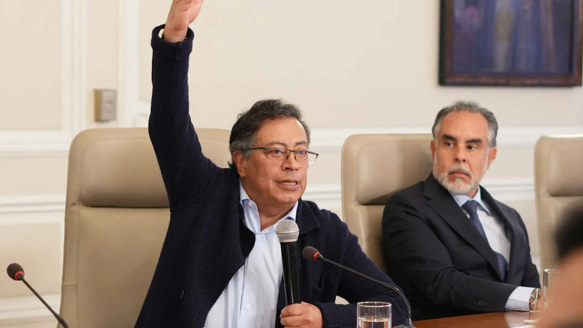 Colombian president calls for cabinet resignation 