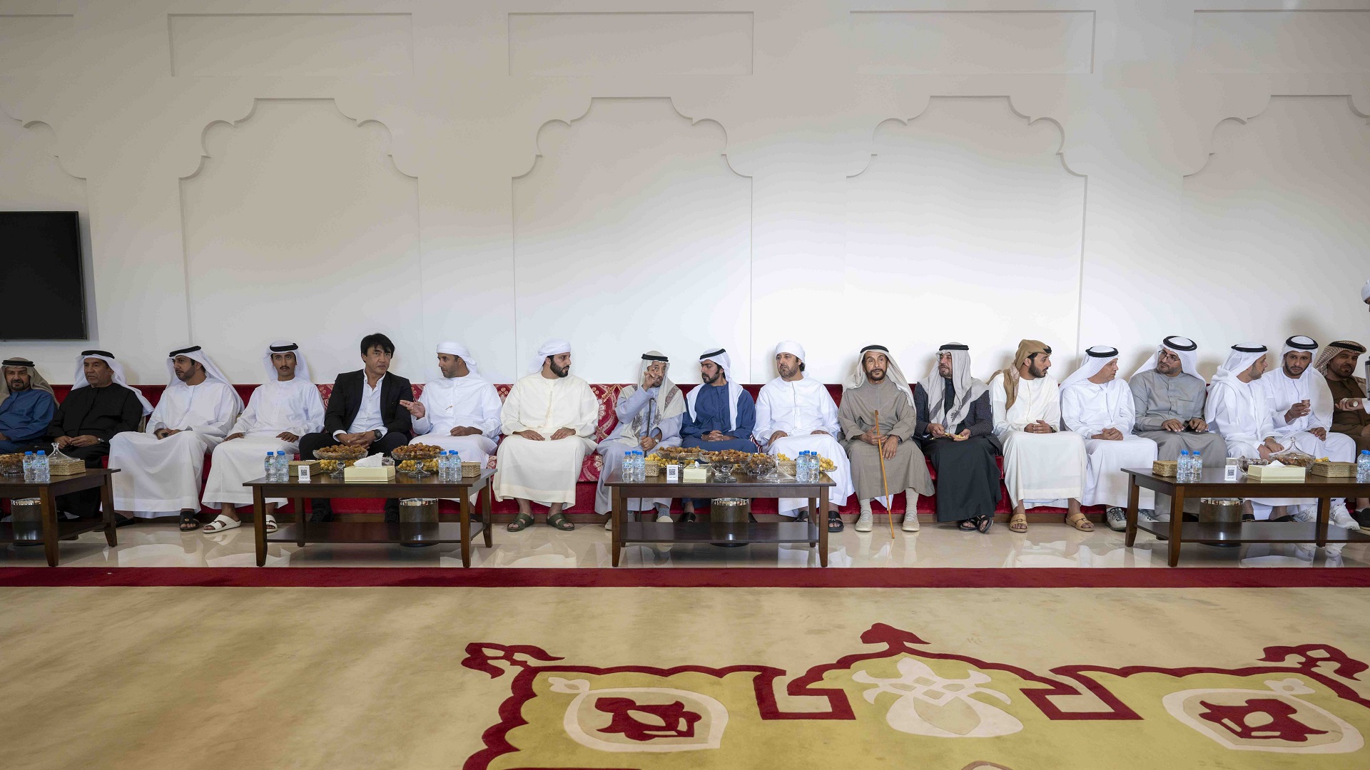 خليفة بن طحنون بن محمد يقدم واجب العزاء بوفاة زوجة صقر المحيربي 