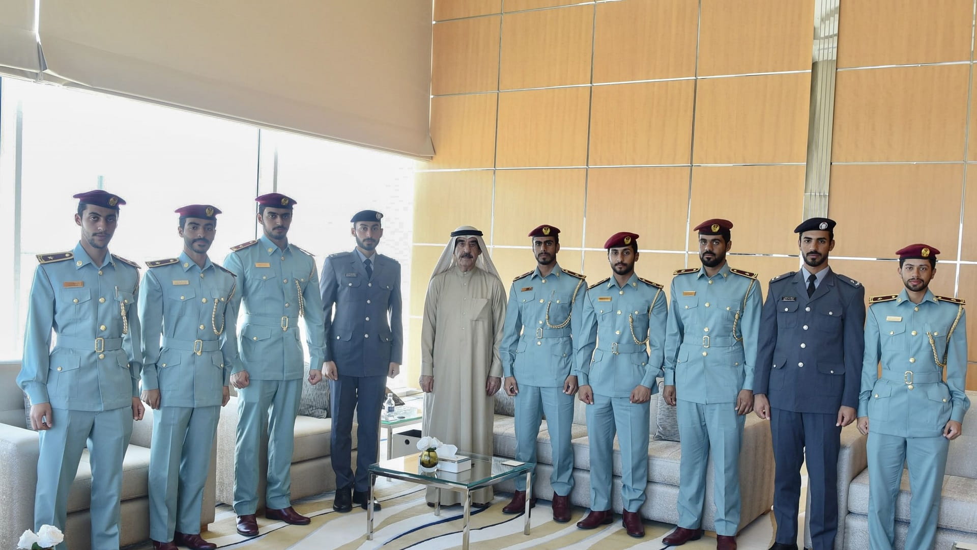 حاكم أم القيوين يستقبل عدداً من الضباط الخريجين من كلية الشرطة