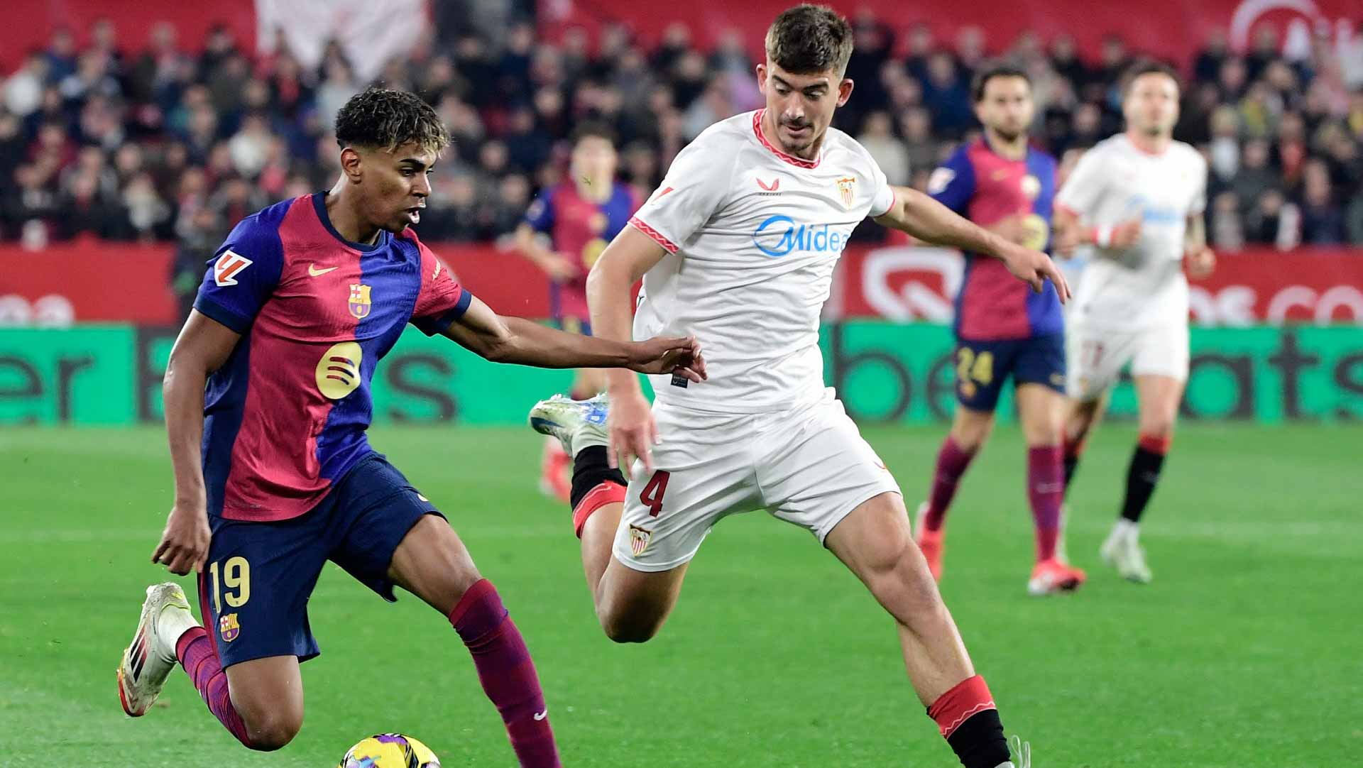 برشلونة يضيق الفارق مع المتصدر ريال في الدوري الإسباني 