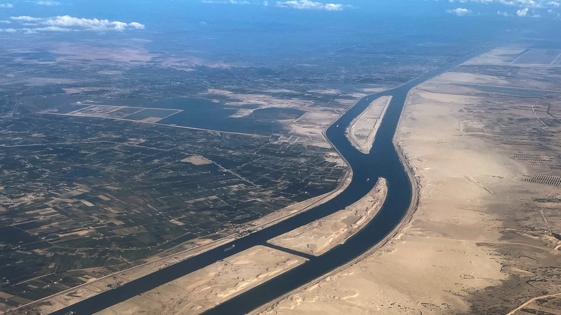 أسامة ربيع يعلن بدء التشغيل الفعلي لمشروع ازدواج قناة السويس 