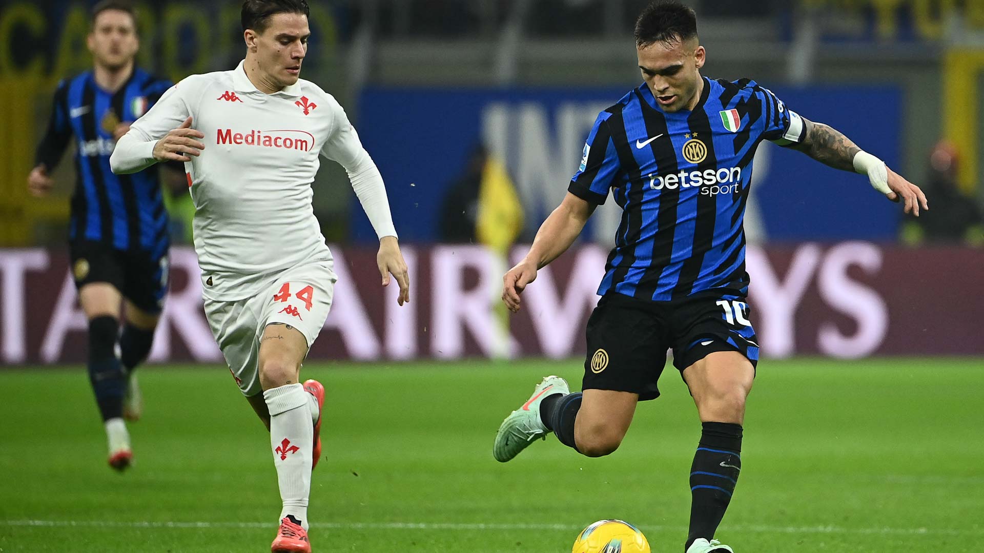 إنتر ميلان يضيق الخناق على نابولي في صدارة الدوري الإيطالي