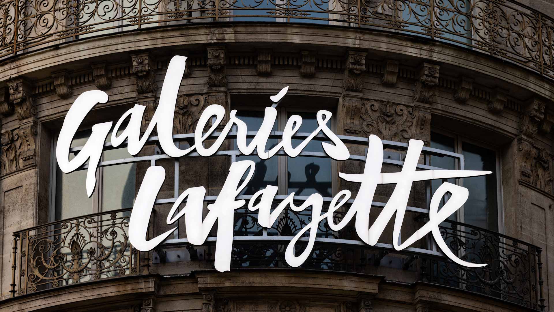 رحيل سيدة الأناقة..جينيت مولان تسدل الستار عن قصة "غاليري لافاييت"