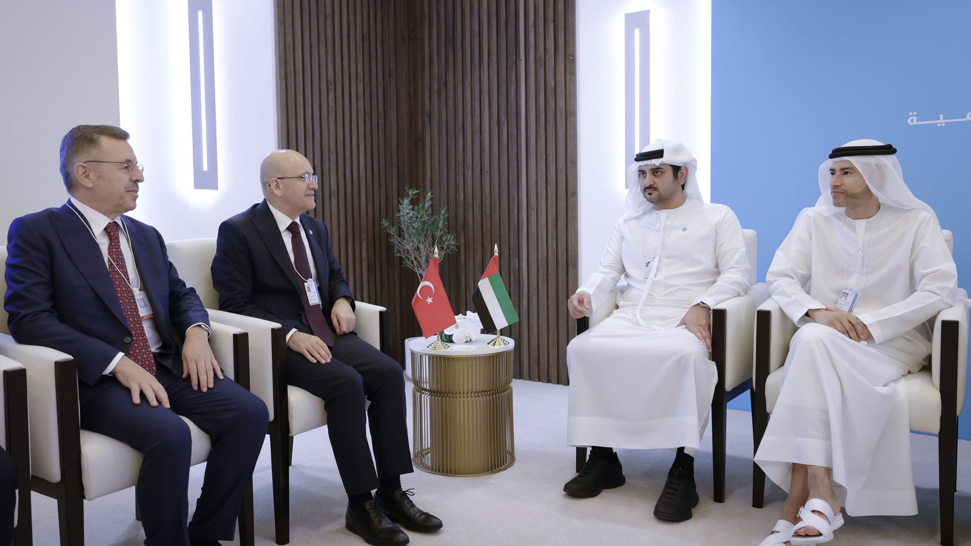 مكتوم بن محمد يبحث مع وزير الخزانة والمالية التركي تعزيز التعاون 