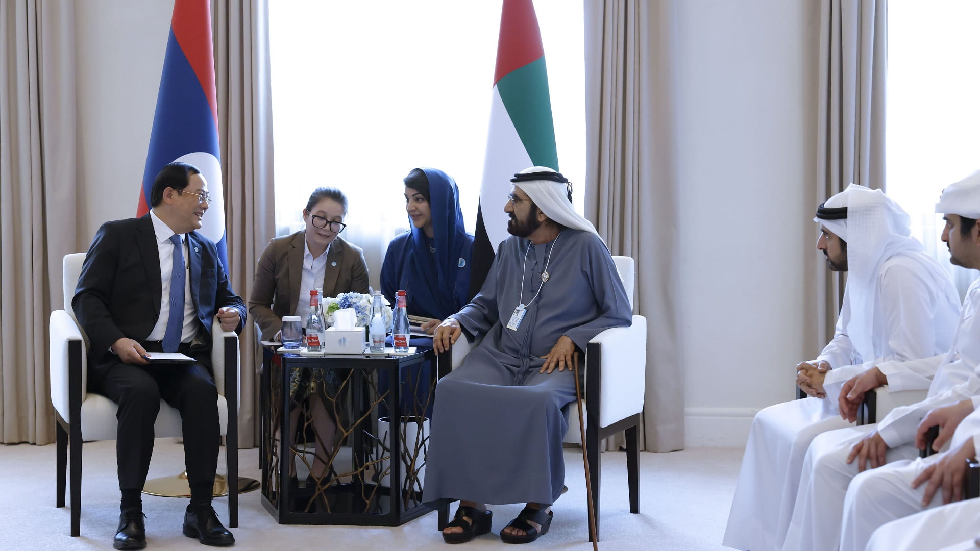 محمد بن راشد يبحث مع رئيس وزراء لاوس تعزيز العلاقات بين البلدين 