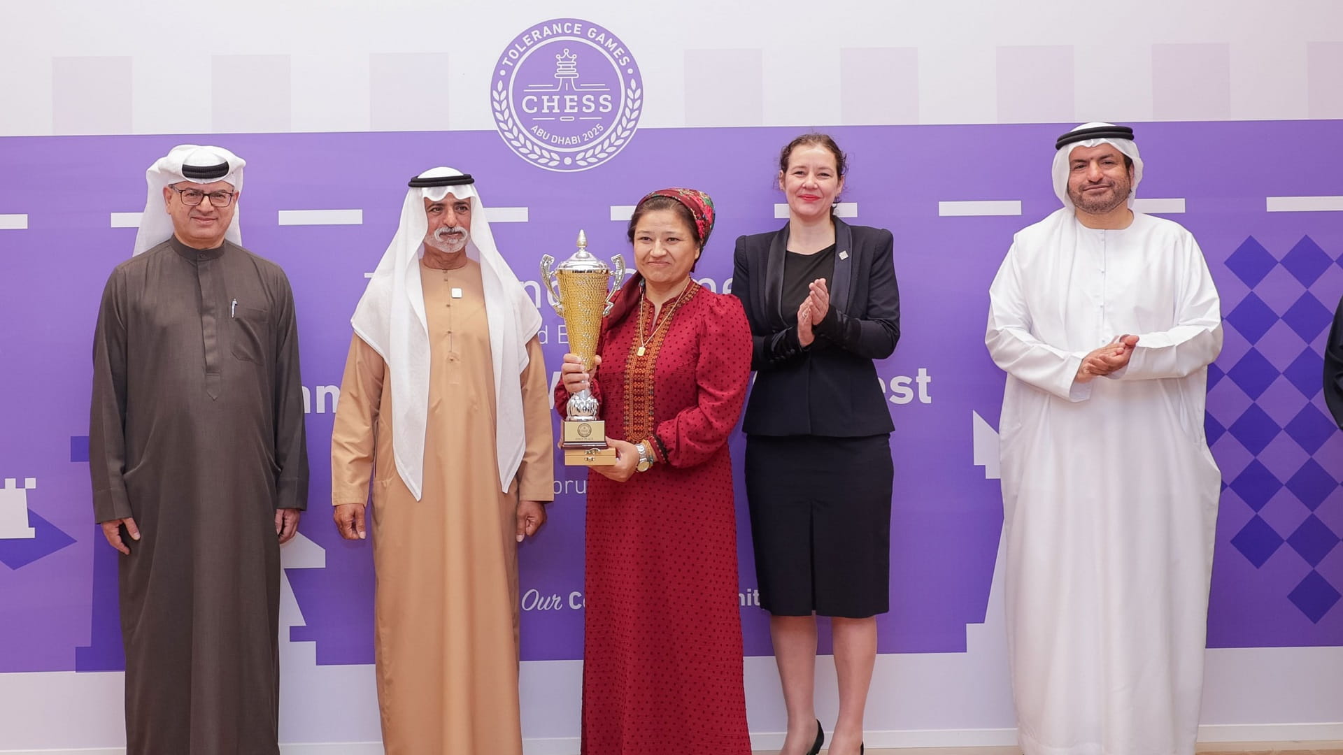 نهيان بن مبارك يكرم الفائزات ببطولة "التسامح للشطرنج" لسيدات آسيا 