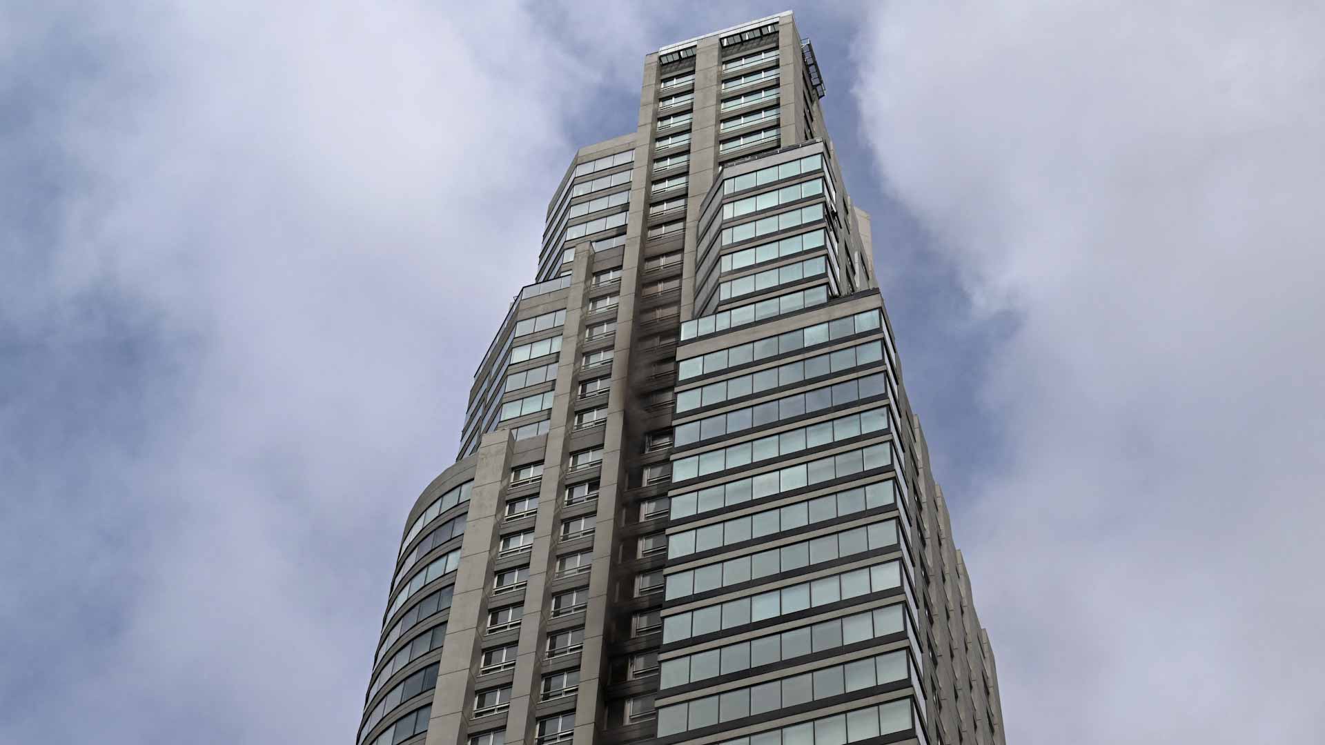 في الأرجنتين..إجلاء العشرات بعد نشوب حريق في برج شاهق ببوينوس إيرس 