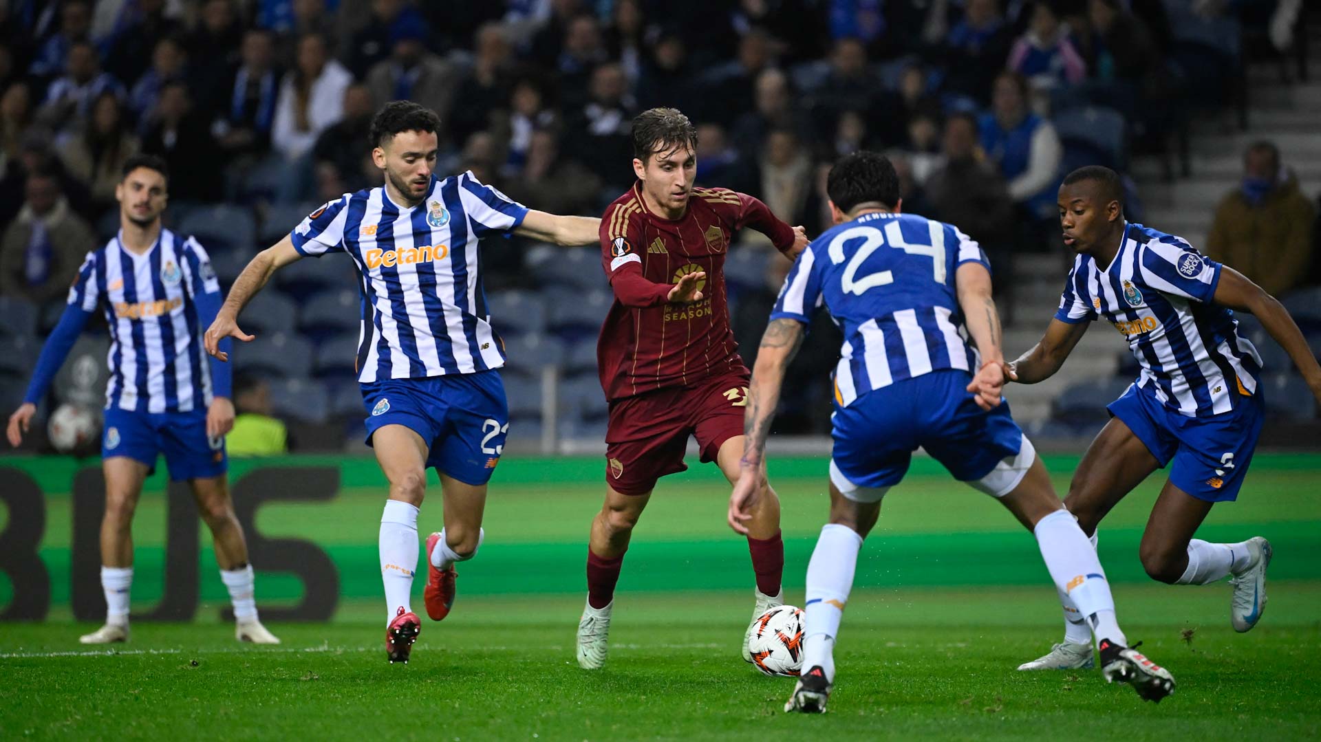 روما يخطف تعادلاً ثميناً من بورتو في الدوري الأوروبي  