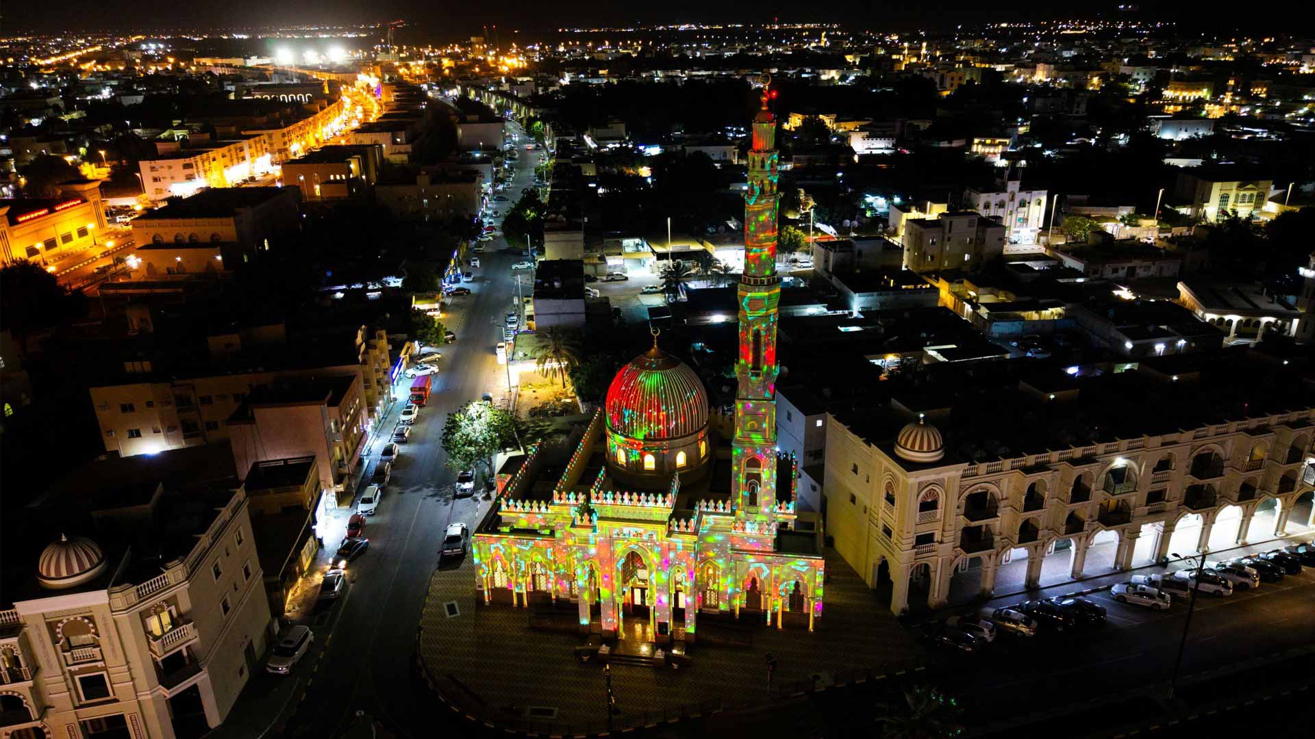 "أضواء الشارقة 2025".. لوحات فنية تستحضر تاريخ الإمارة العريق