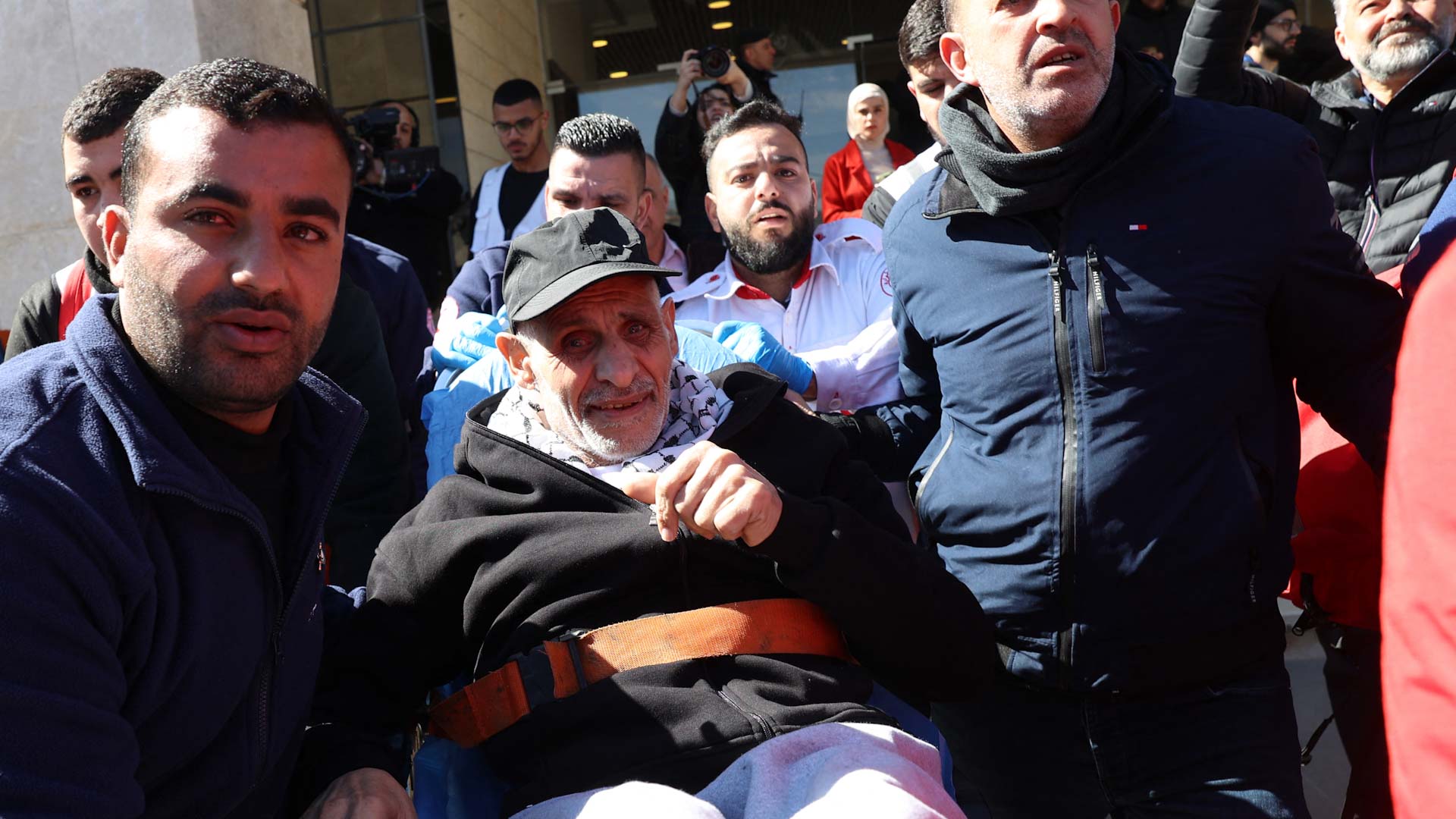 بسادس عملية تبادل.. الإفراج عن معتقلين فلسطينيين ورهائن إسرائيليين 