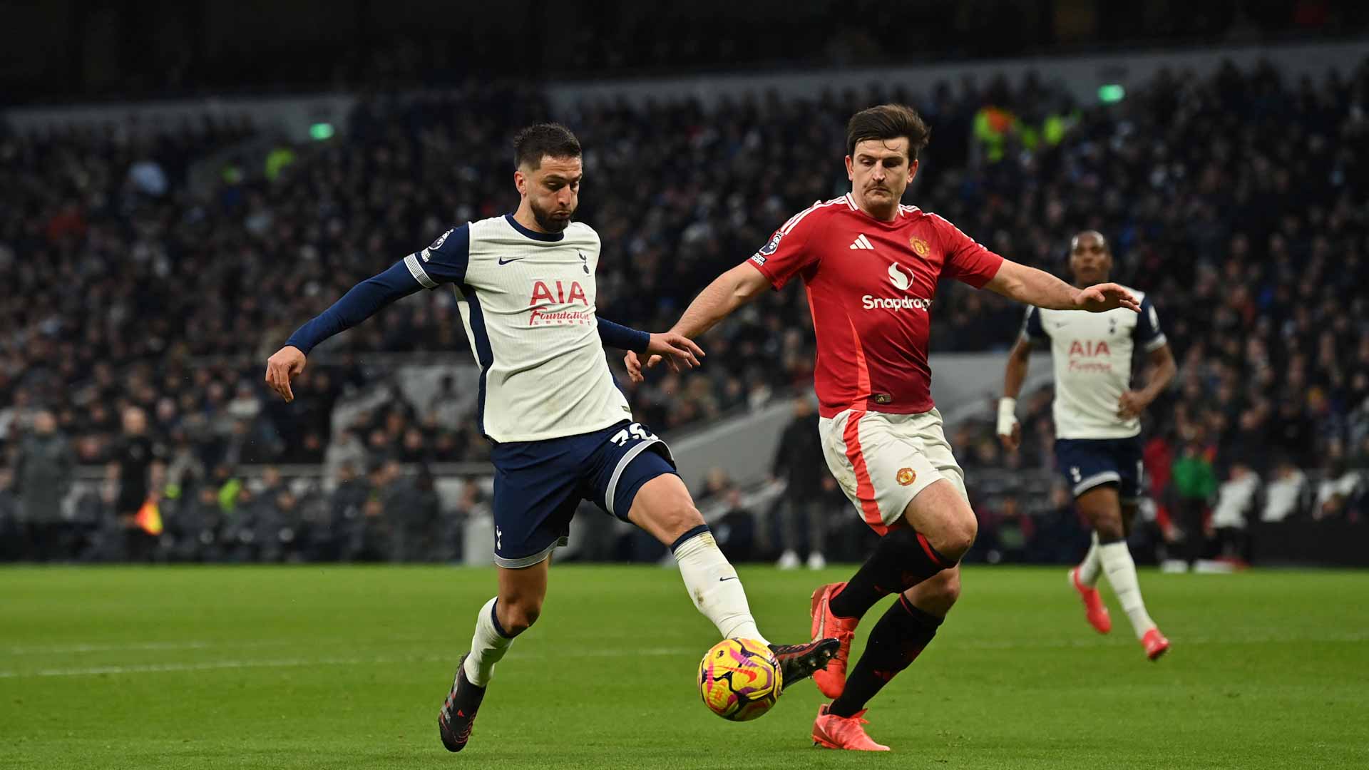 جيمس يقود توتنهام للفوز على مانشستر يونايتد في الدوري الإنجليزي  