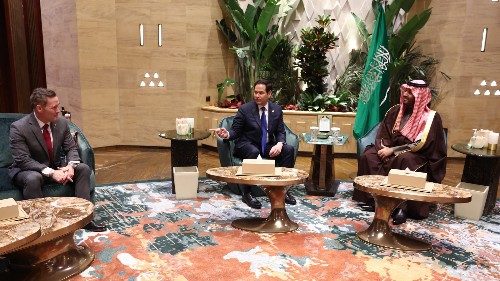 ولي عهد السعودية ووزير خارجية أميركا يبحثان تعزيز علاقات البلدين