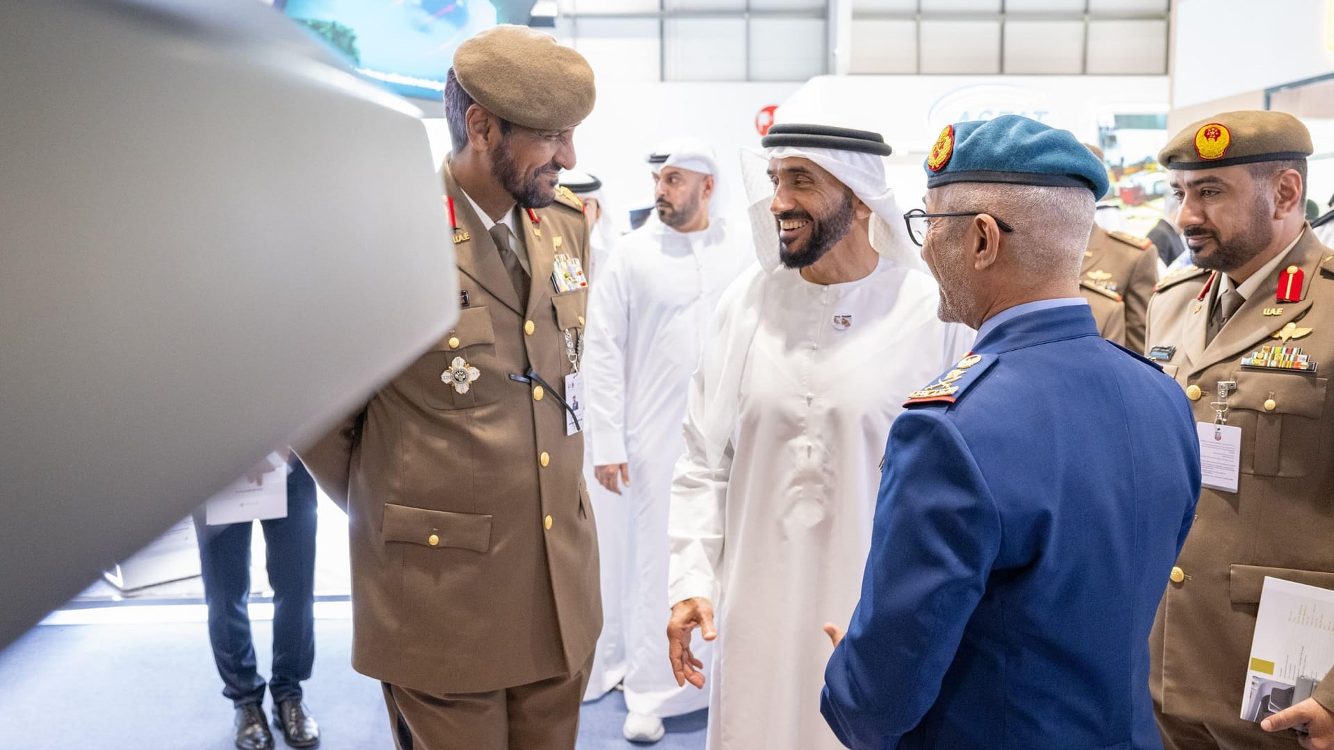 سمو الشيخ نهيان بن زايد آل نهيان خلال زيارته جناح الحرس الوطني في معرض "آيدكس 2025"