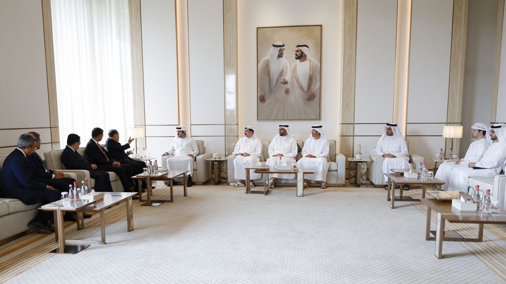 مكتوم بن محمد يبحث ورئيس مجلس إدارة بنك سنغافورة تعزيز التعاون