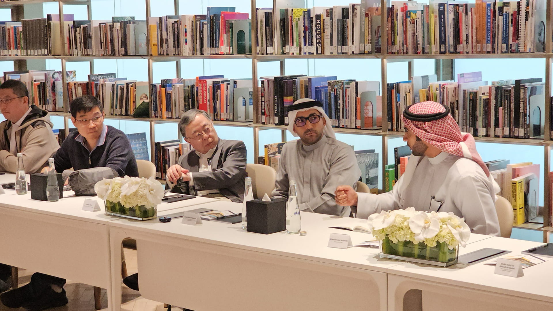 في بيت الحكمة.. فاهم القاسمي يبحث التعاون مع المستثمرين الصينيين