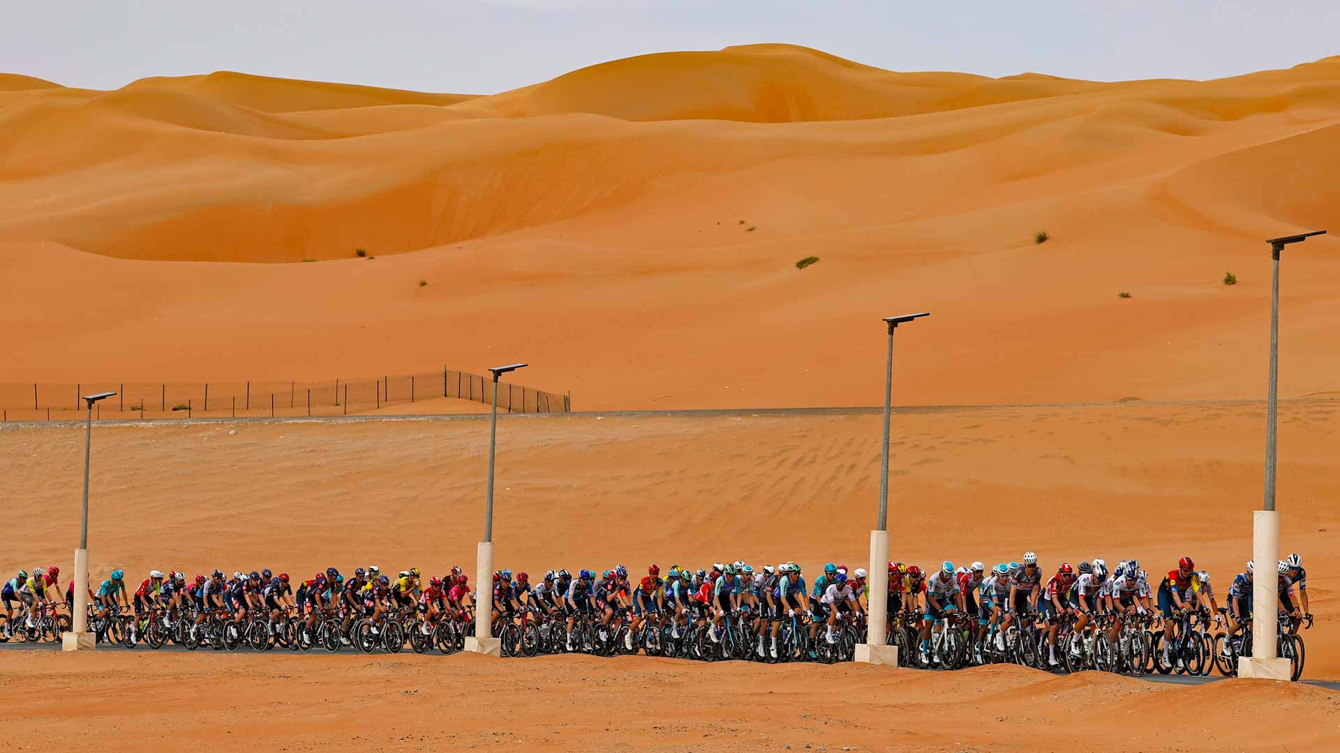 الإيطالي جوناثان ميلان يفوز بالمرحلة الأولى من طواف الإمارات 2025 