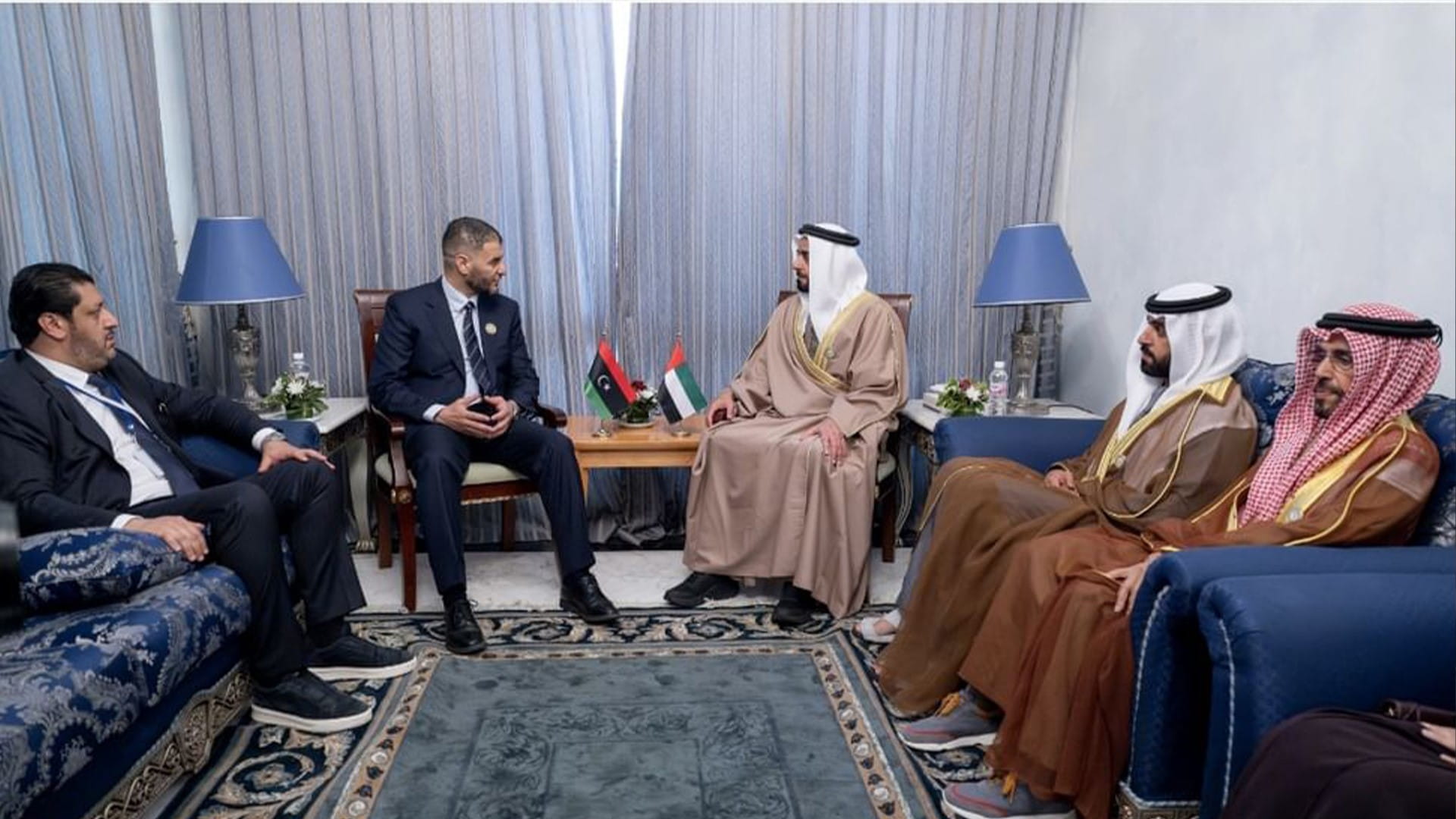 سيف بن زايد يبحث العلاقات الأمنية مع وزير الداخلية الليبي في تونس 