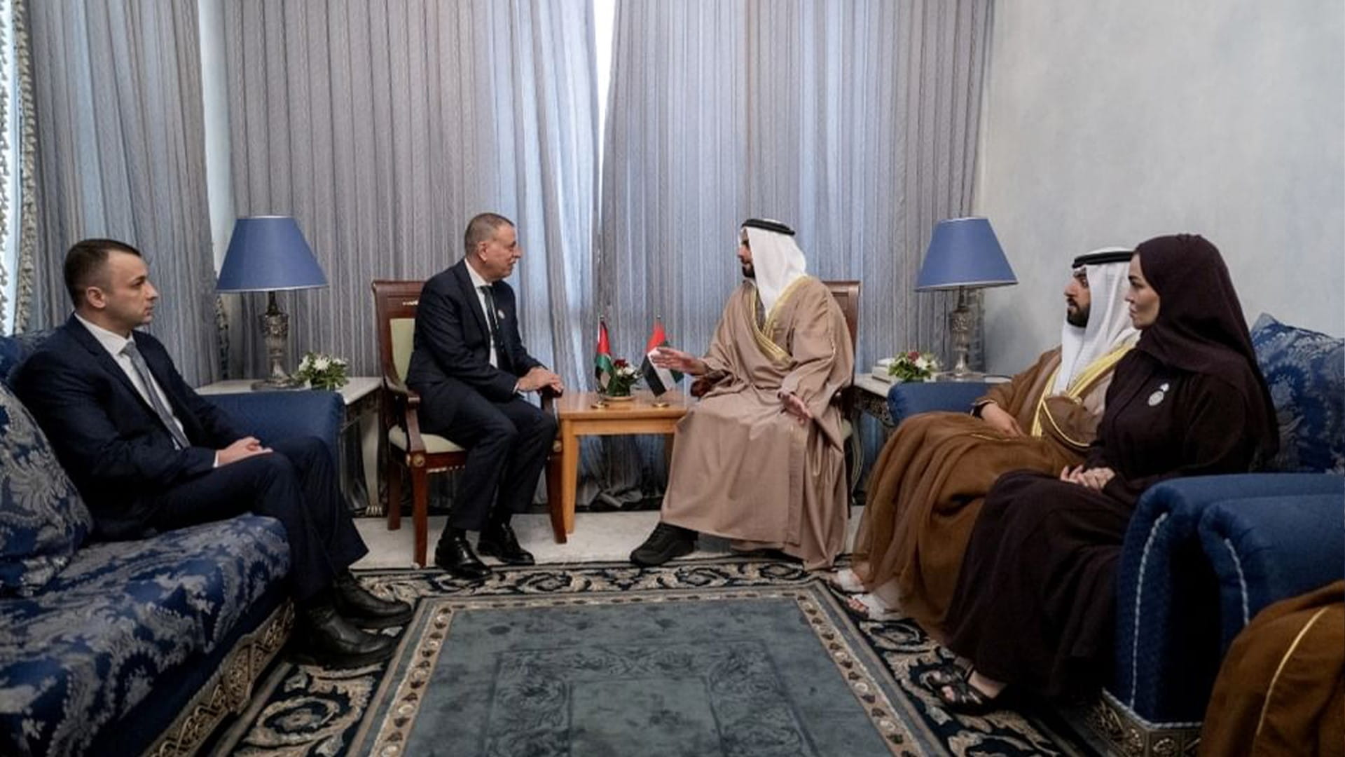 سيف بن زايد يبحث التعاون الأمني مع وزير الداخلية الأردني في تونس