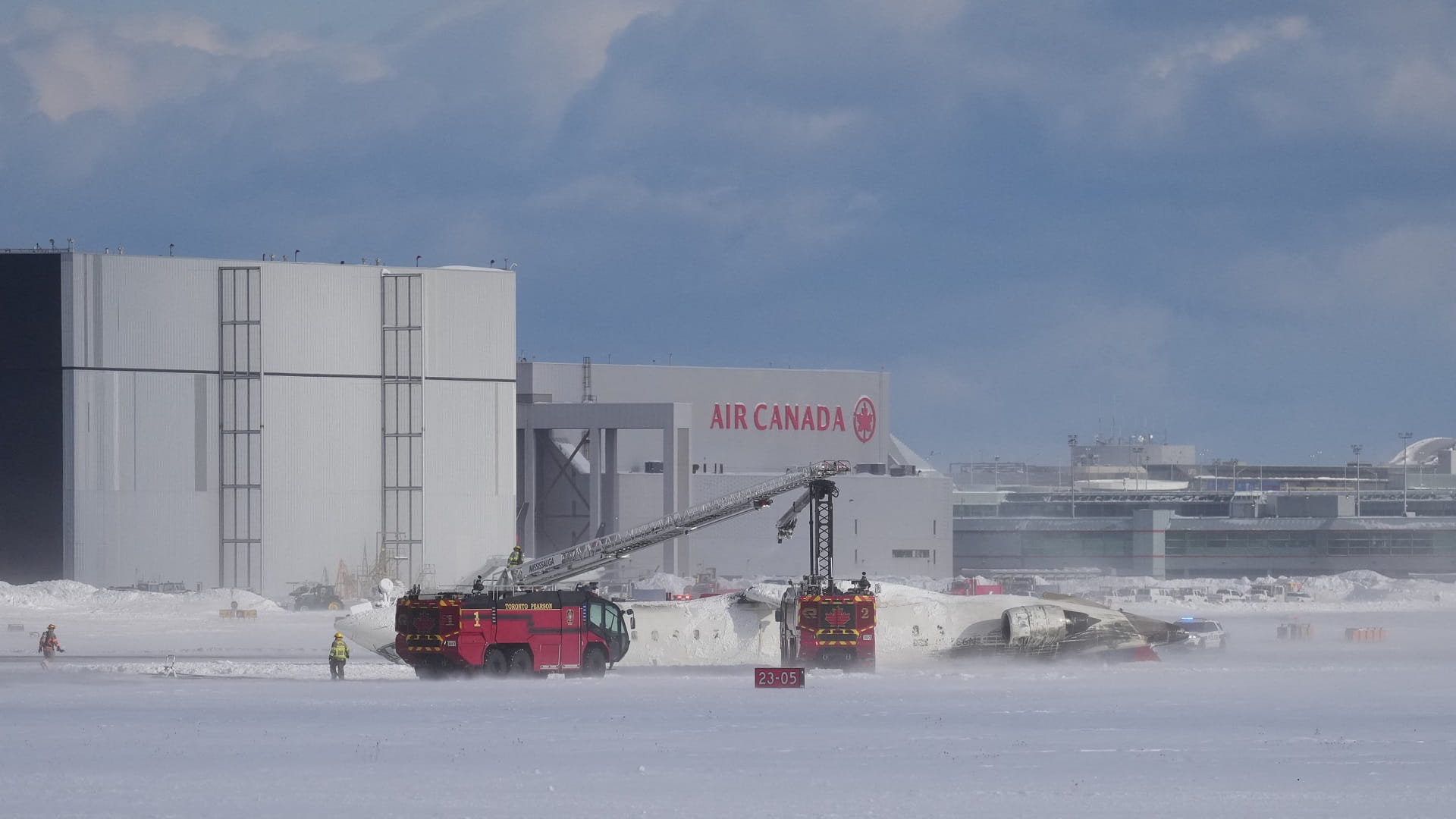 إصابة 8 بتحطم طائرة عند هبوطها في مطار تورنتو بكندا